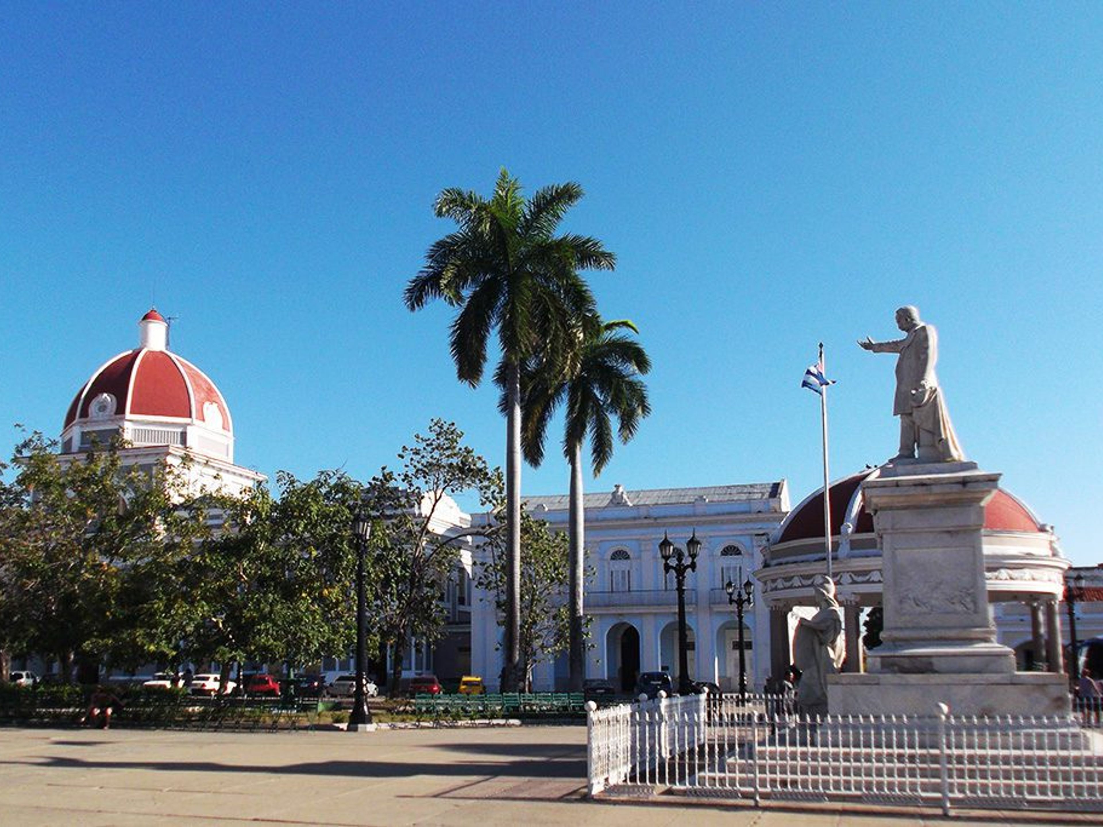 Tour "STORIA E DIVERTIMENTO NEL SUD DI CUBA" (3 GIORNI / 2 NOTTI). The José Martí Central Park panoramic view, Cienfuegos city, Cuba.