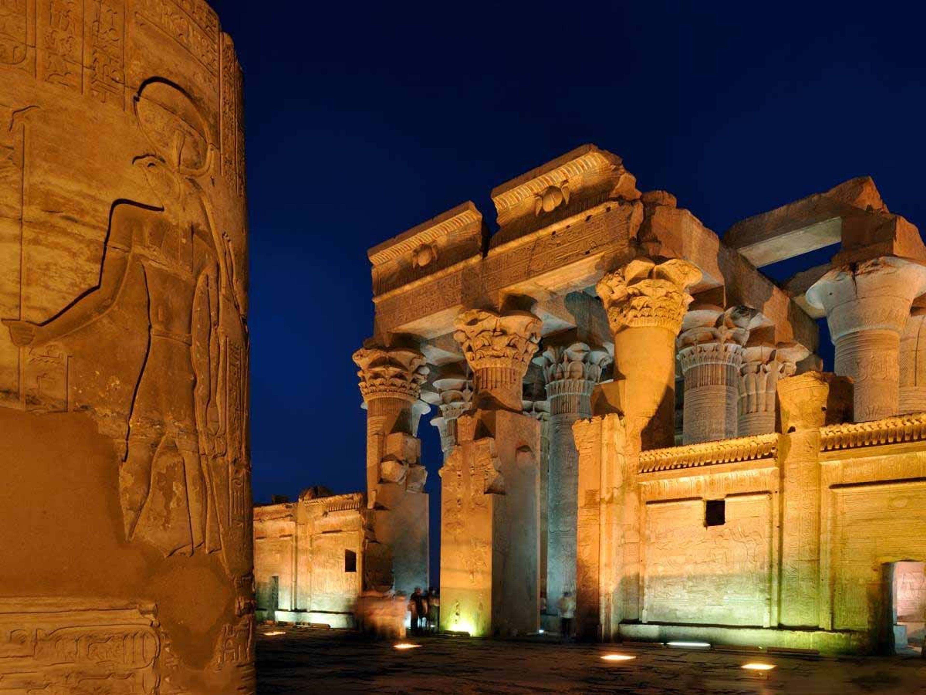 AUSFLUG "LICHT UND TON SHOW IM TEMPEL VON EDFU".. null