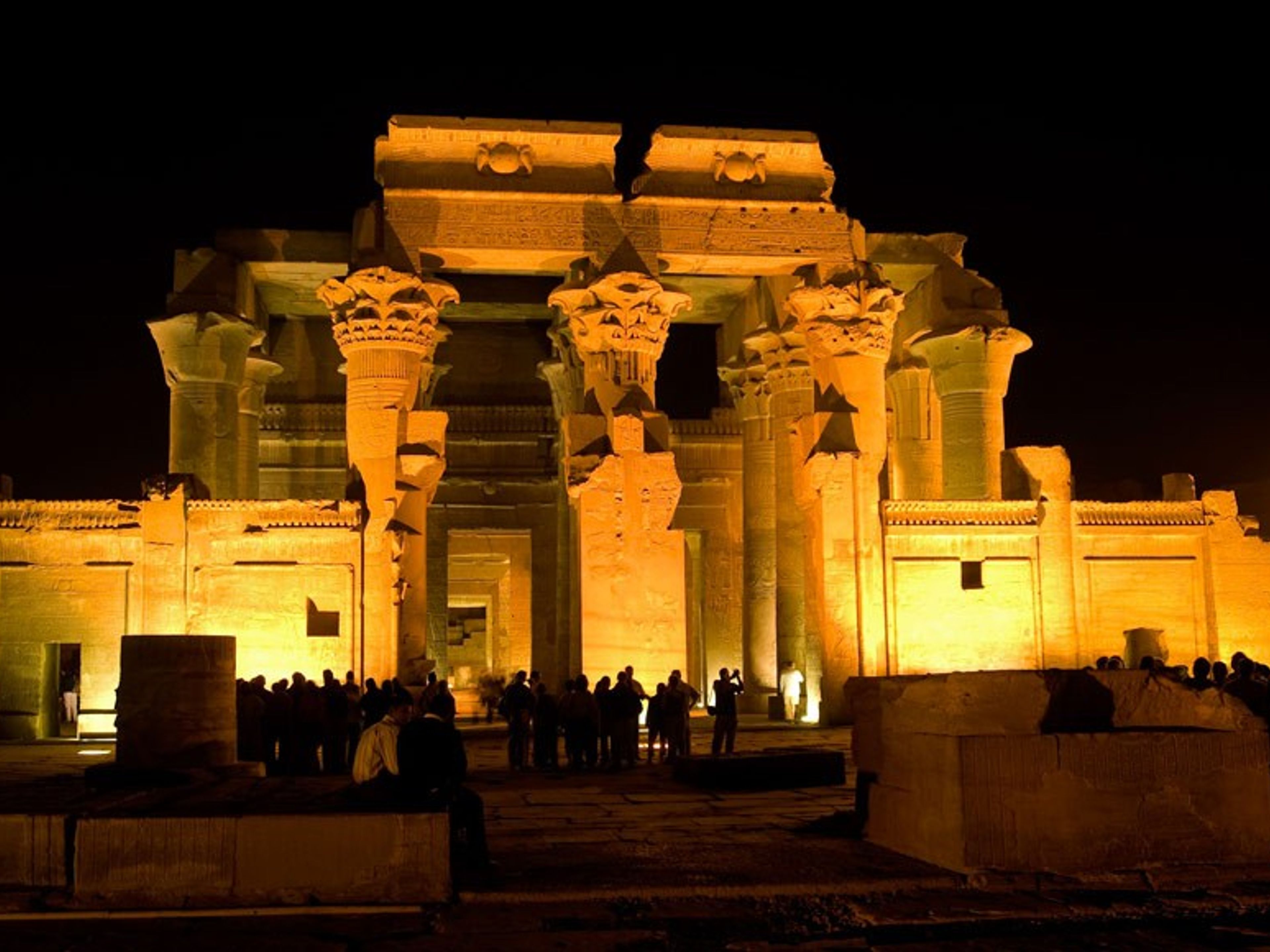 AUSFLUG "LICHT UND TON SHOW IM TEMPEL VON EDFU".