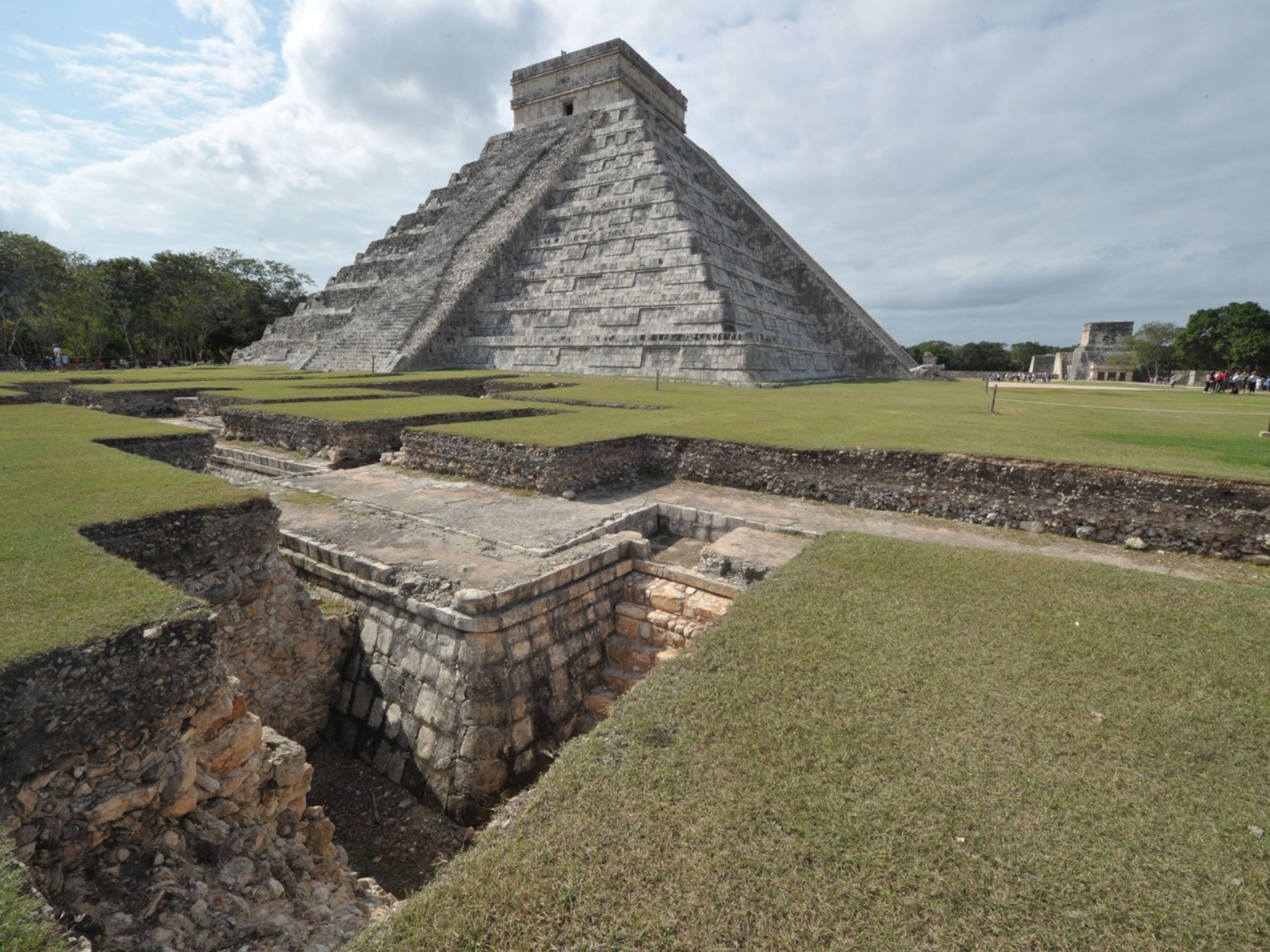 "Chichen Adventure Exclusieve VIP" Tour. "El Castillo", also known as Temple of Kukulcan is the center of the archaeological site in Chichen Itza, Cancun, mexico