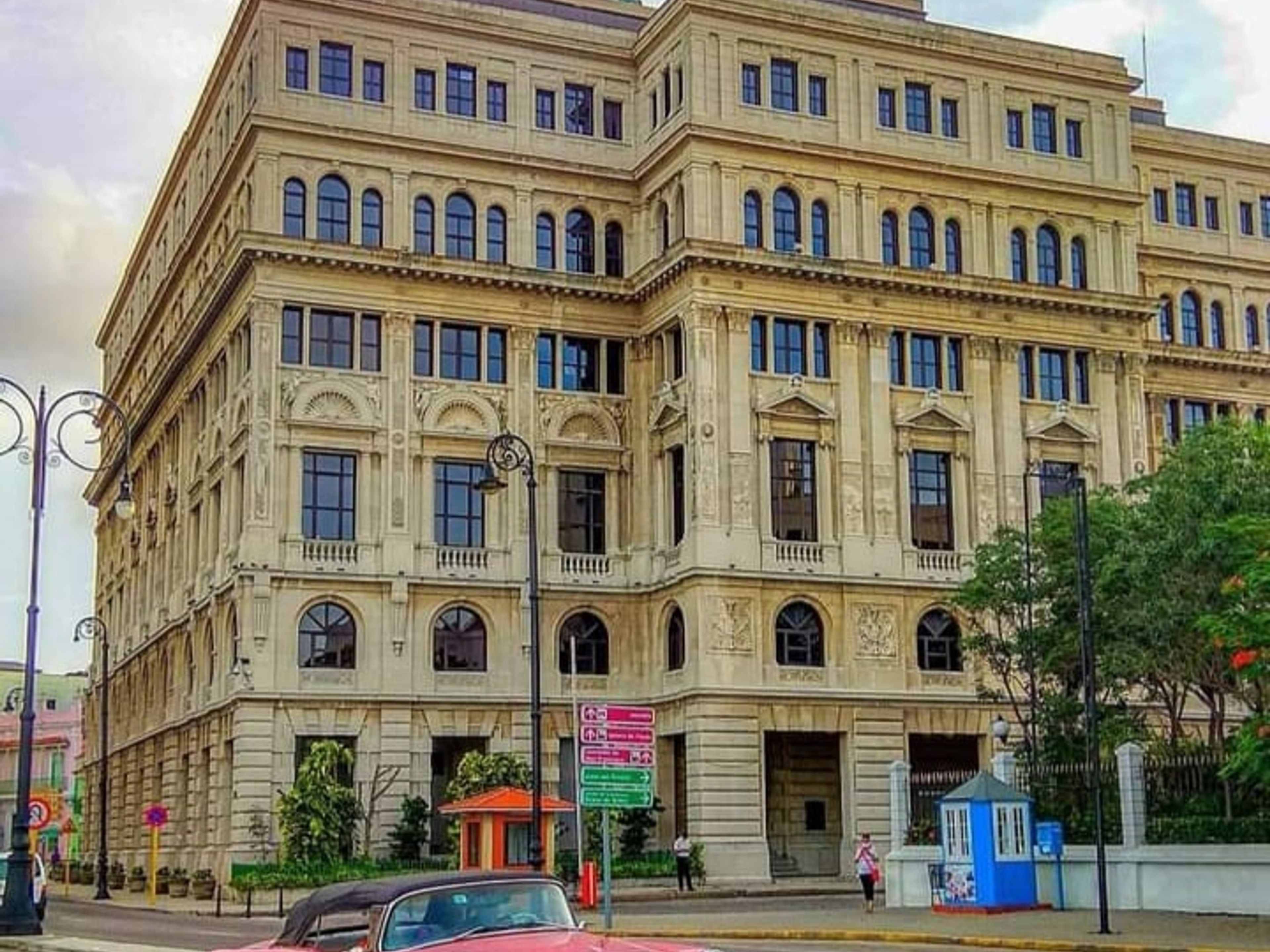Tour “GIRO ALL'INTERNO DELL'AVANA“ (Servizio a disposizione del cliente fino a 10 ore). Lonja del Comercio building panoramic view, Havana, Cuba.