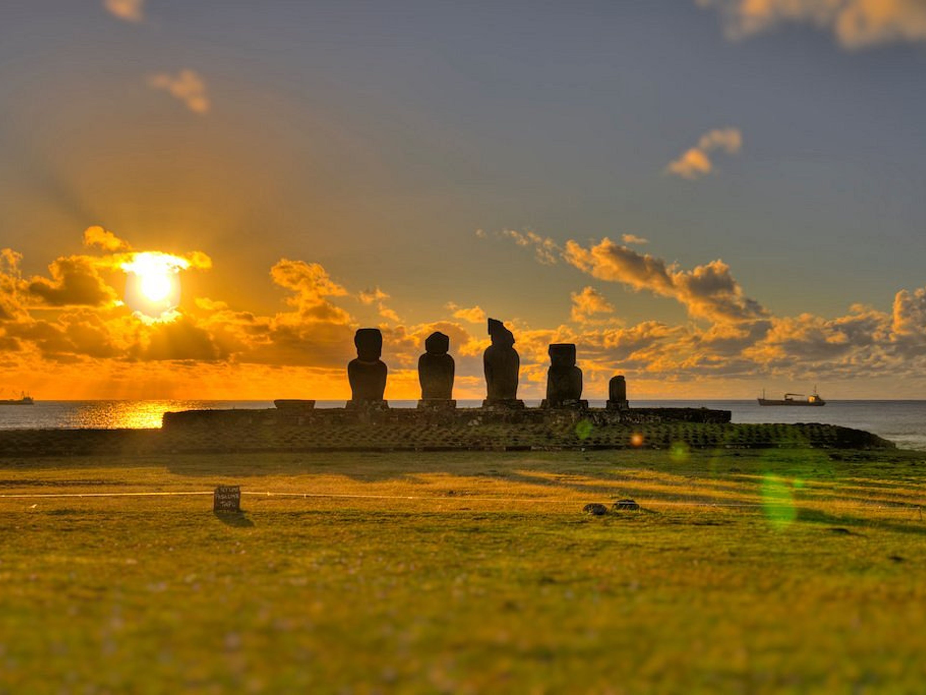 Tour "COUCHER DE SOLEIL À AHU TAHAI"