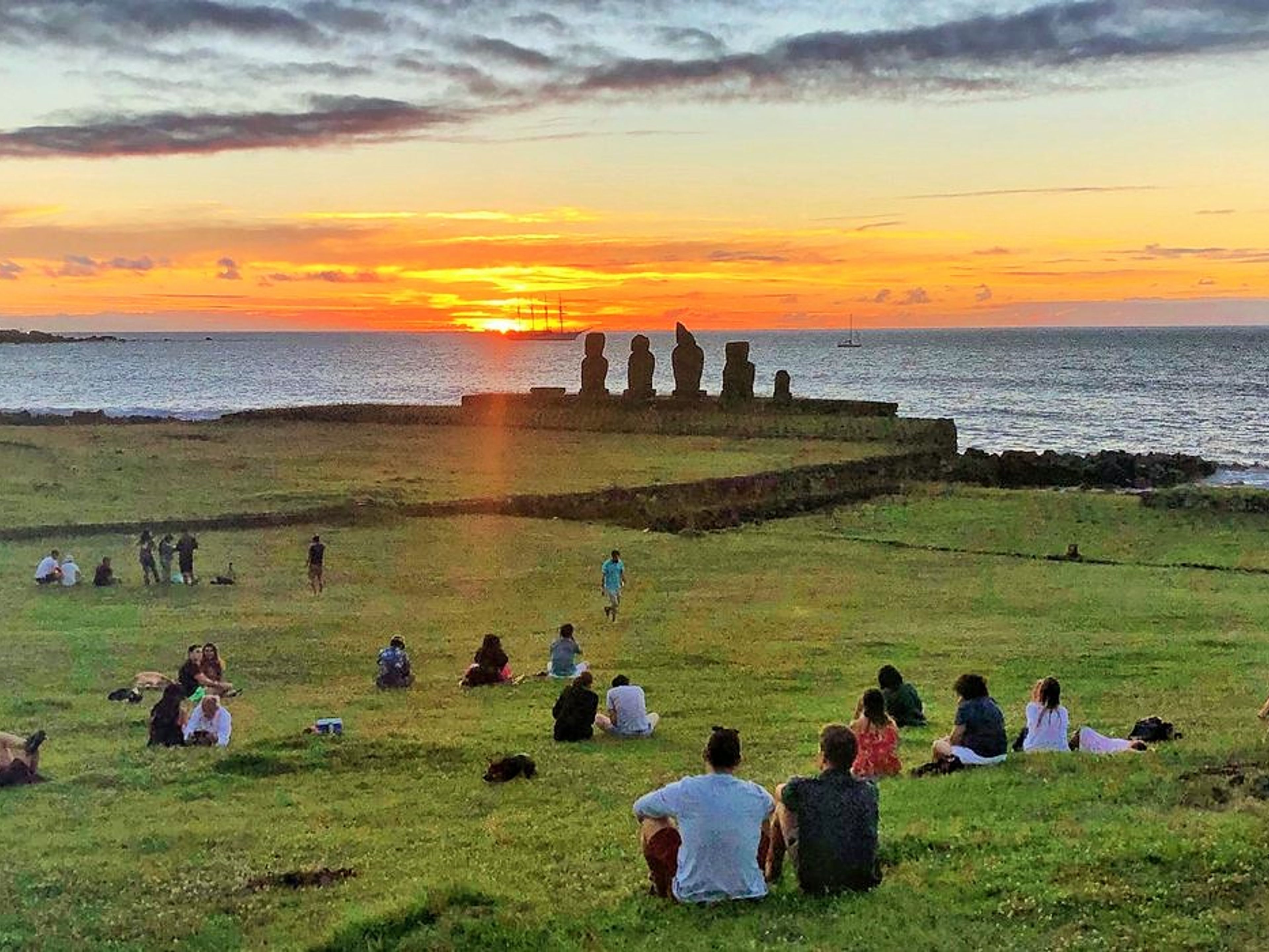 "TAHAI SUNSET", tour. Sunset in Tahai, Easter Island
