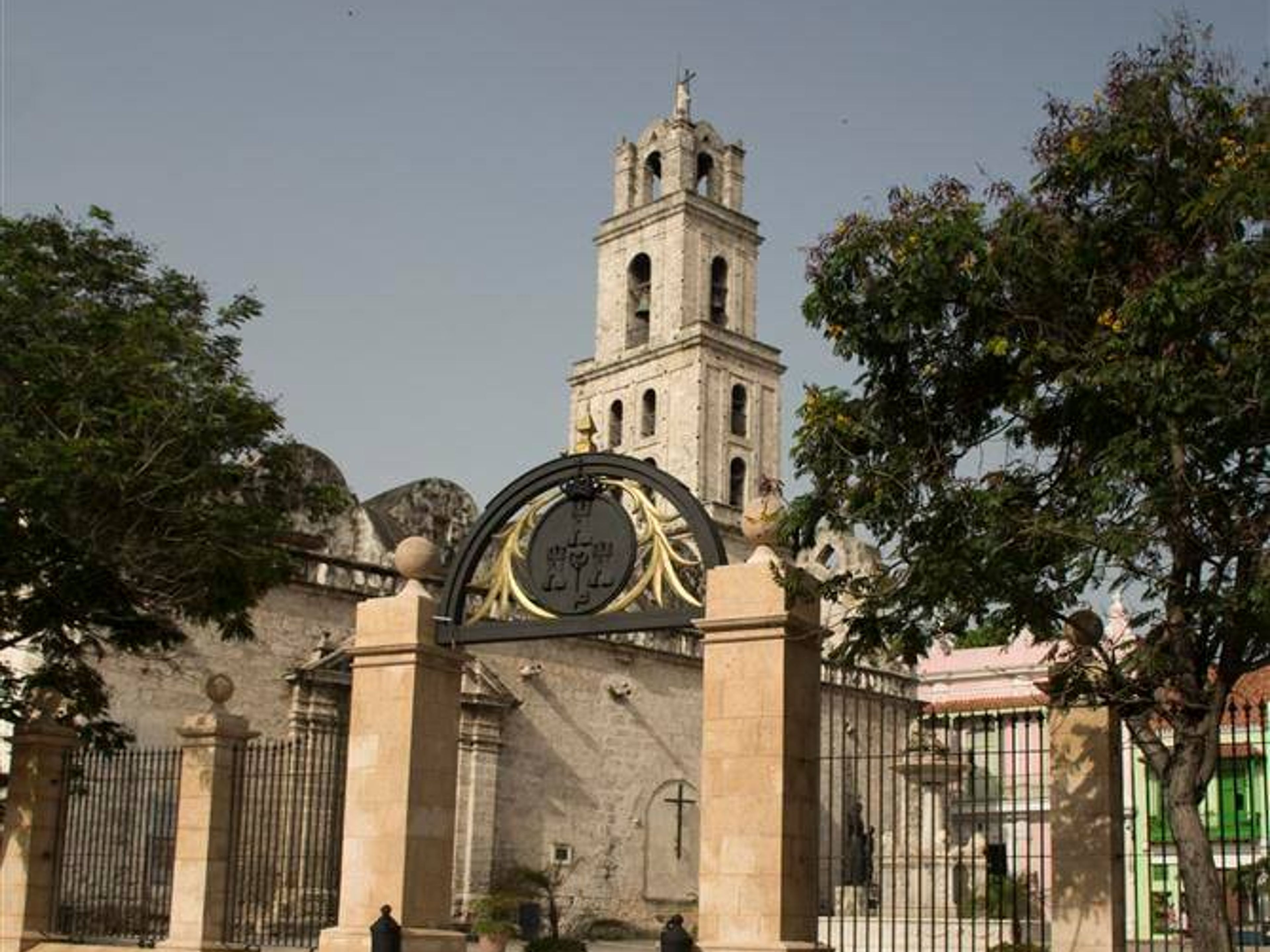 Tour "GEMEINSCHAFTSARBEIT UND DENKMALPFLEGE IM BÜRO DES HISTORIKERS VON HABANA". San Francisco de Asis square panoramic view, Old Havana, La Habana, Cuba.