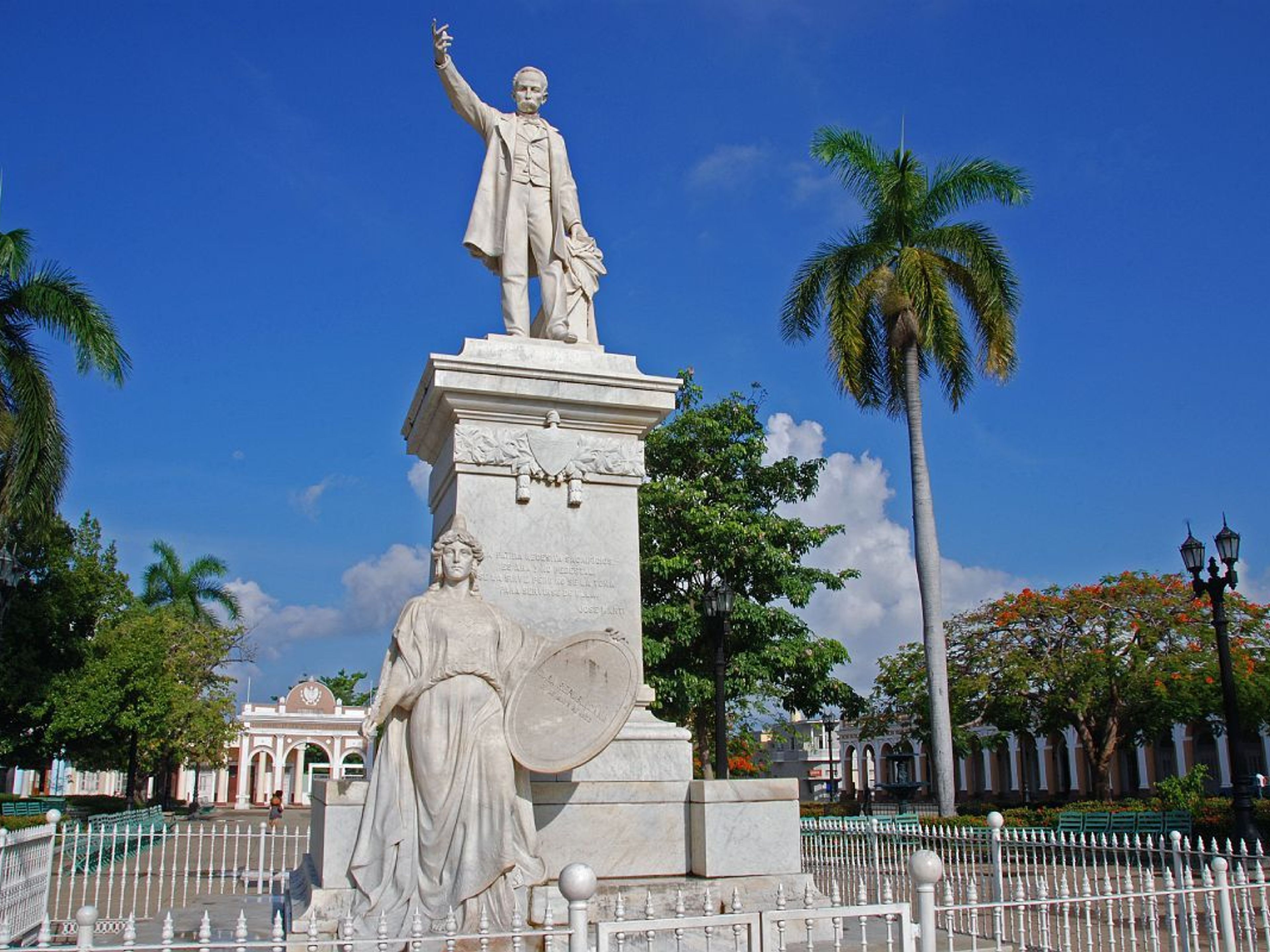 Excursión "TRES CIUDADES EN AUTOS CLÁSICOS AMERICANOS". The José Martí Central Park panoramic view, Cienfuegos city.