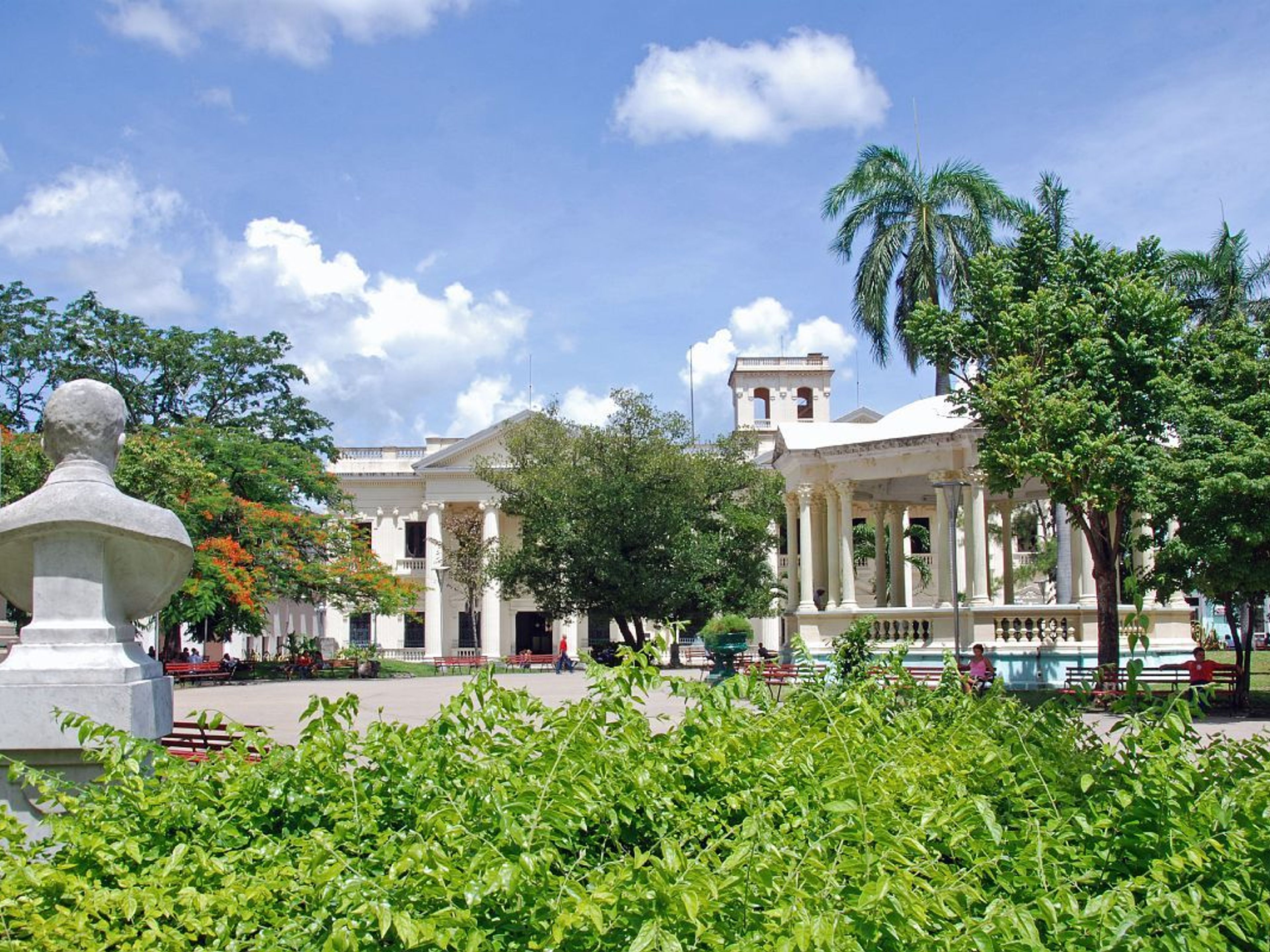 Тур "ТРИ ГОРОДА В АМЕРИКАНСКИХ КЛАССИЧЕСКИХ АВТОМОБИЛЯХ". Leoncio Vidal Central Park panoramic view, Santa Clara, Villa Clara, Cuba.