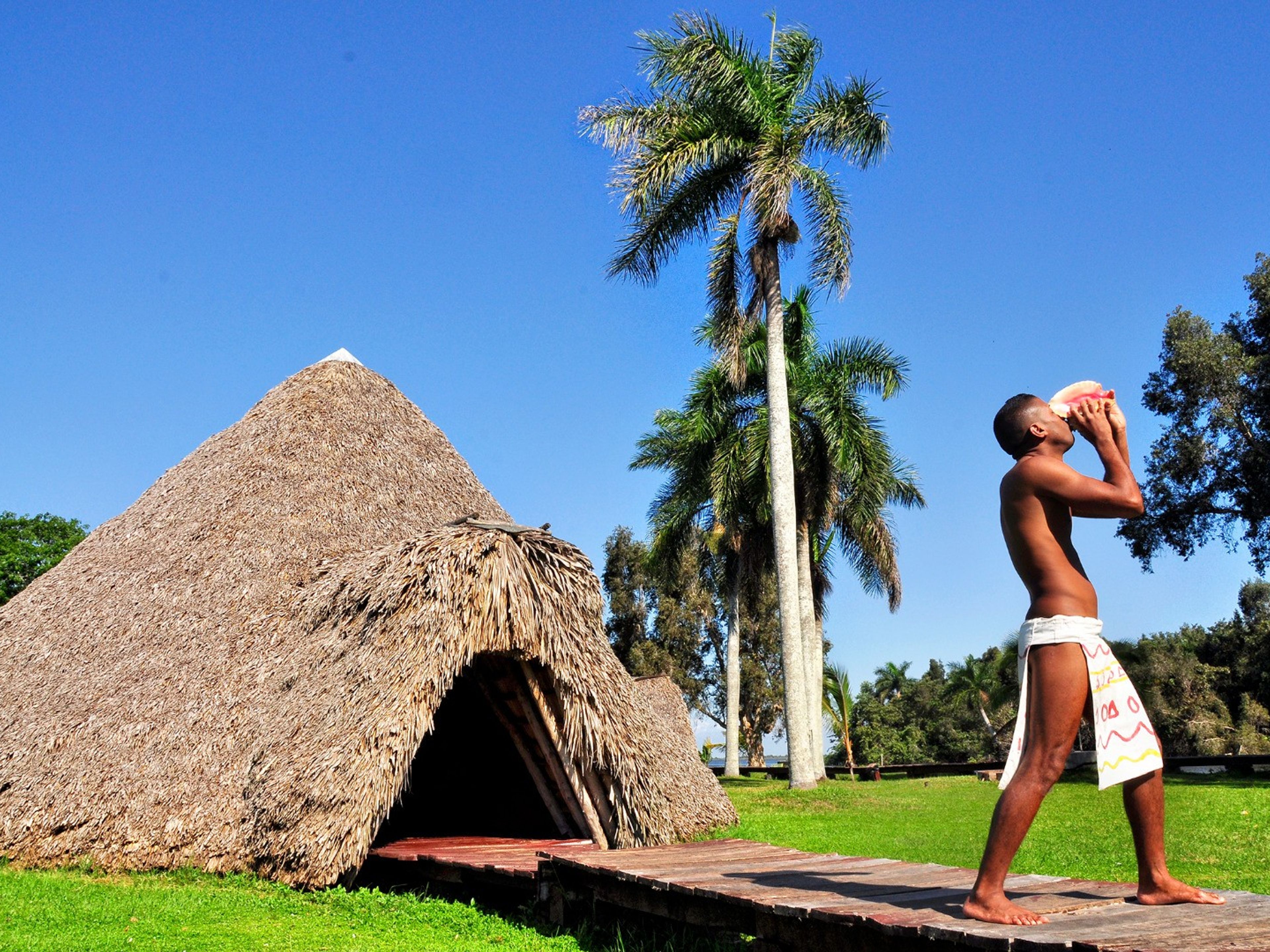 Excursión privada “GUAMÁ - PUNTA PERDIZ EN AUTOS CLÁSICOS AMERICANOS (TECHO DURO)". Taino´s village at the Guama tourist park, Zapata Peninsula, Matanzas