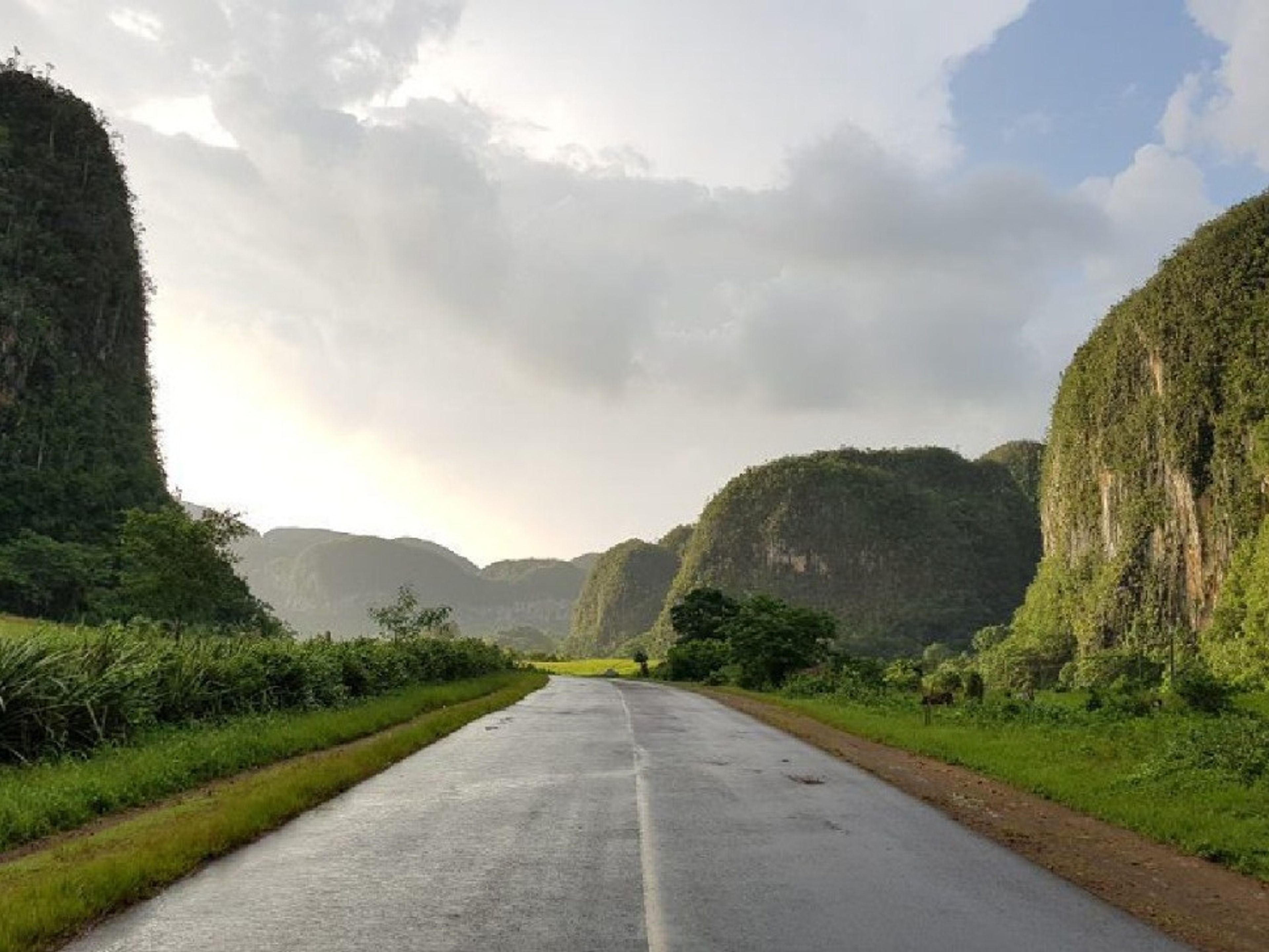 Тур "ДЕНЬ В ВИНЯЛЕС". The Viñales valley panoramic view, Viñales, Pinar del Río, Cuba.