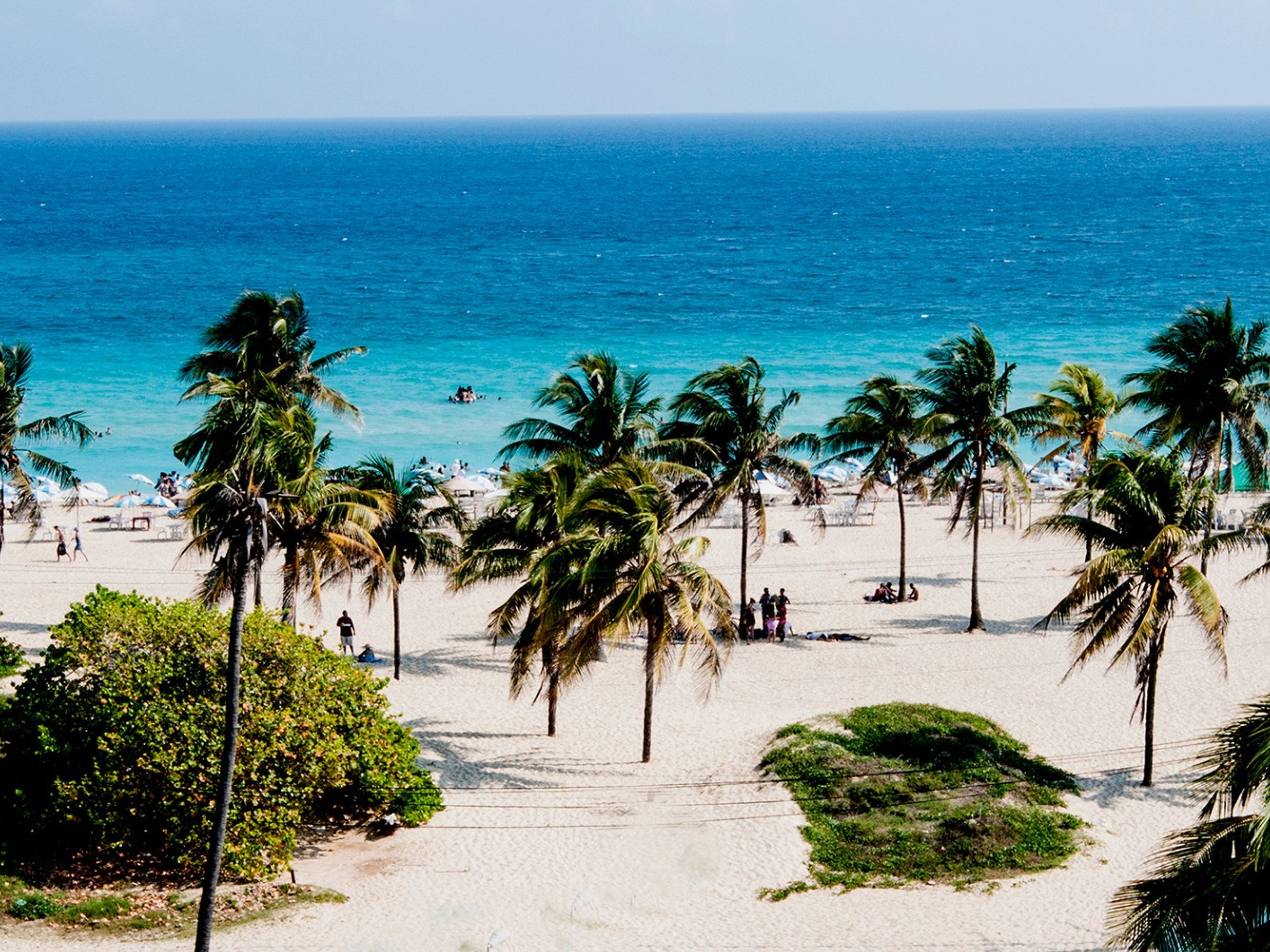 Excursión privada “PLAYAS DEL ESTE EN AUTOS CLÁSICOS AMERICANOS (TECHO DURO - TECHO ABIERTO)". Santa María del Mar beach panoramic view, Havana