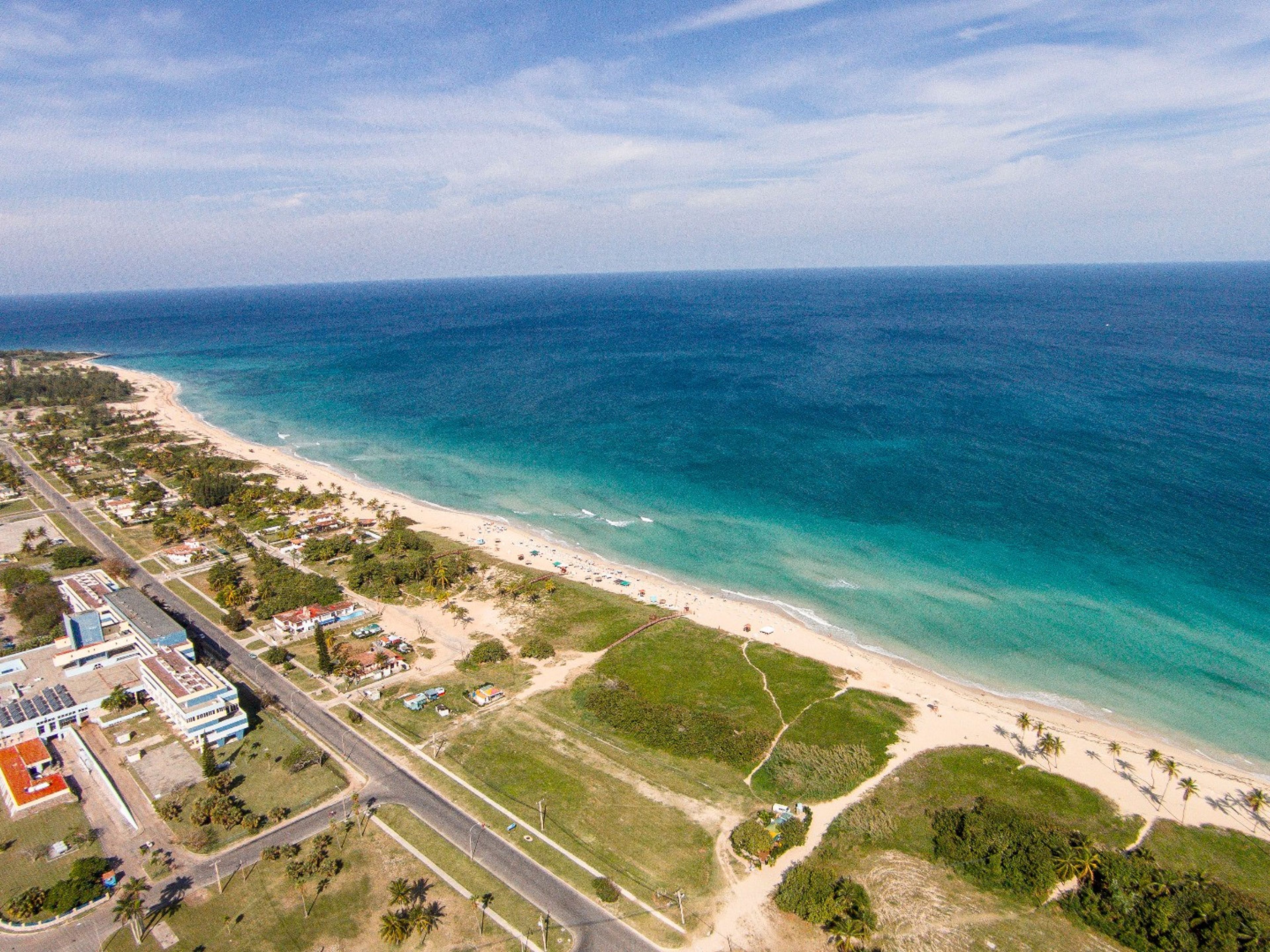 Excursión privada “PLAYAS DEL ESTE EN AUTOS CLÁSICOS AMERICANOS (TECHO DURO - TECHO ABIERTO)". Santa María del Mar beach aereal panoramic view, Havana