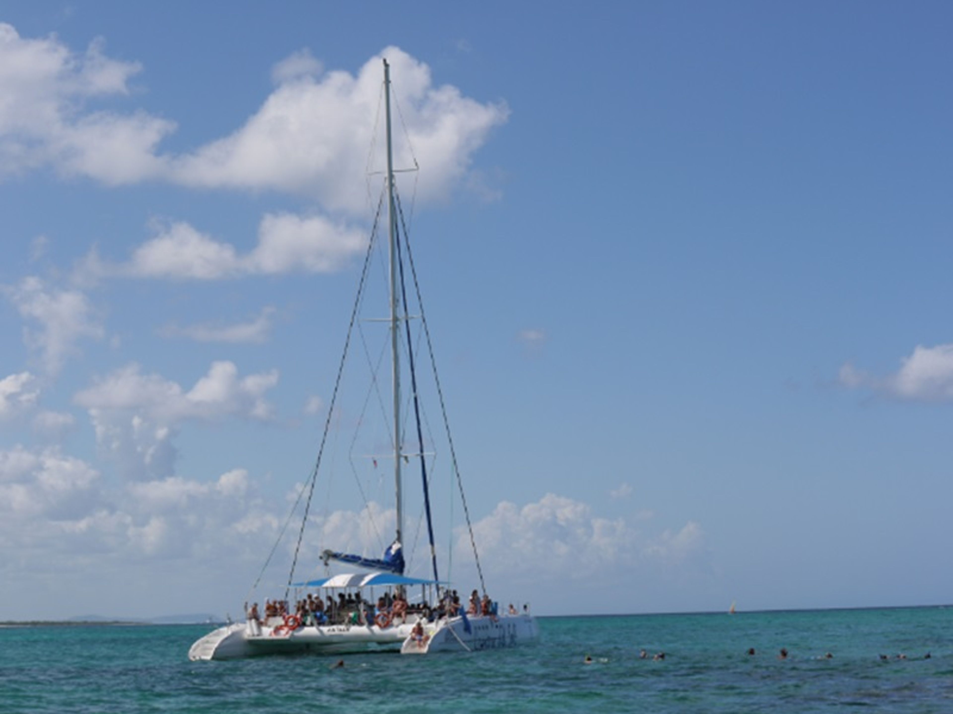 Excursão “PASSEIO DE CATAMARÃ (BLUE ADVENTURE)”. “CATAMARAN RIDE (BLUE ADVENTURE)” Tour, Guardalavaca beach, Holguín, Cuba.