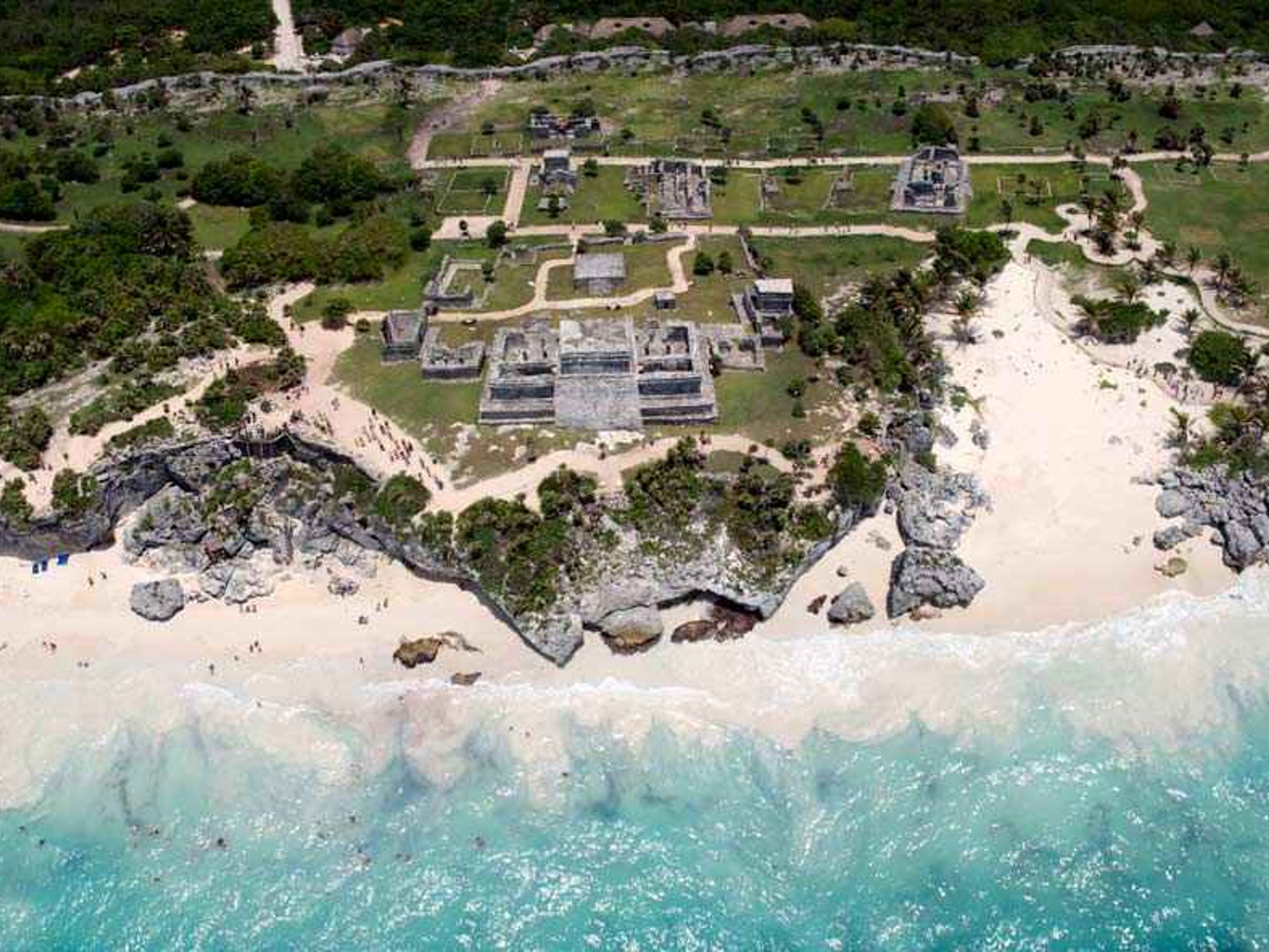 Тур "Tulum Xtreme из Канкун". Panoramic view of Tulum Archaeological Site, vestiges of ancient civilizations. Yucatan Peninsula, Mexico.