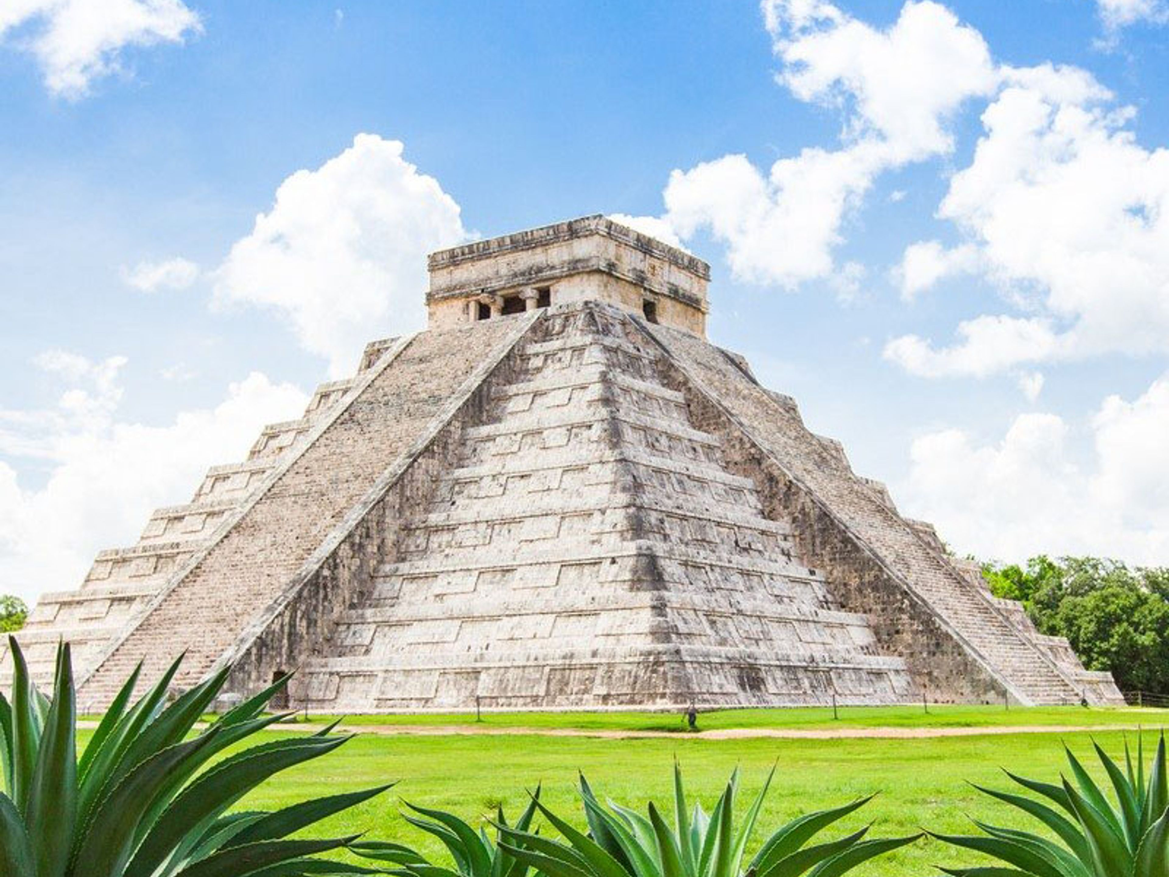 Tour "Xichen Itza Deluxe". "El Castillo", also known as Temple of Kukulcan is the center of the archaeological site in Chichen Itza, Cancun, mexico