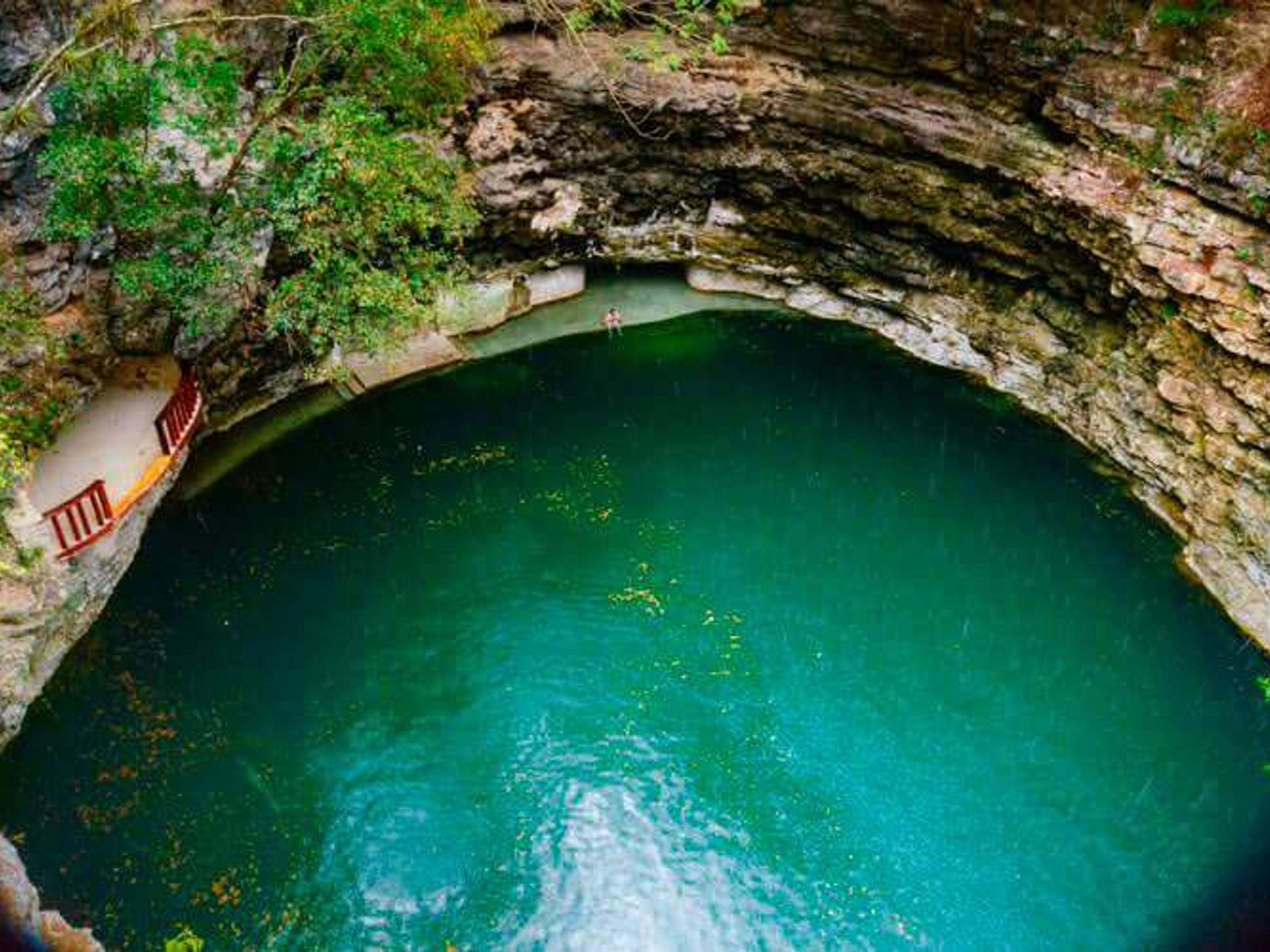 "Chichén Itzá vanuit Riviera Maya" Tour. The Sacred Cenote in Chichen Itza Archaeological Zone, Cancun, Mexico.