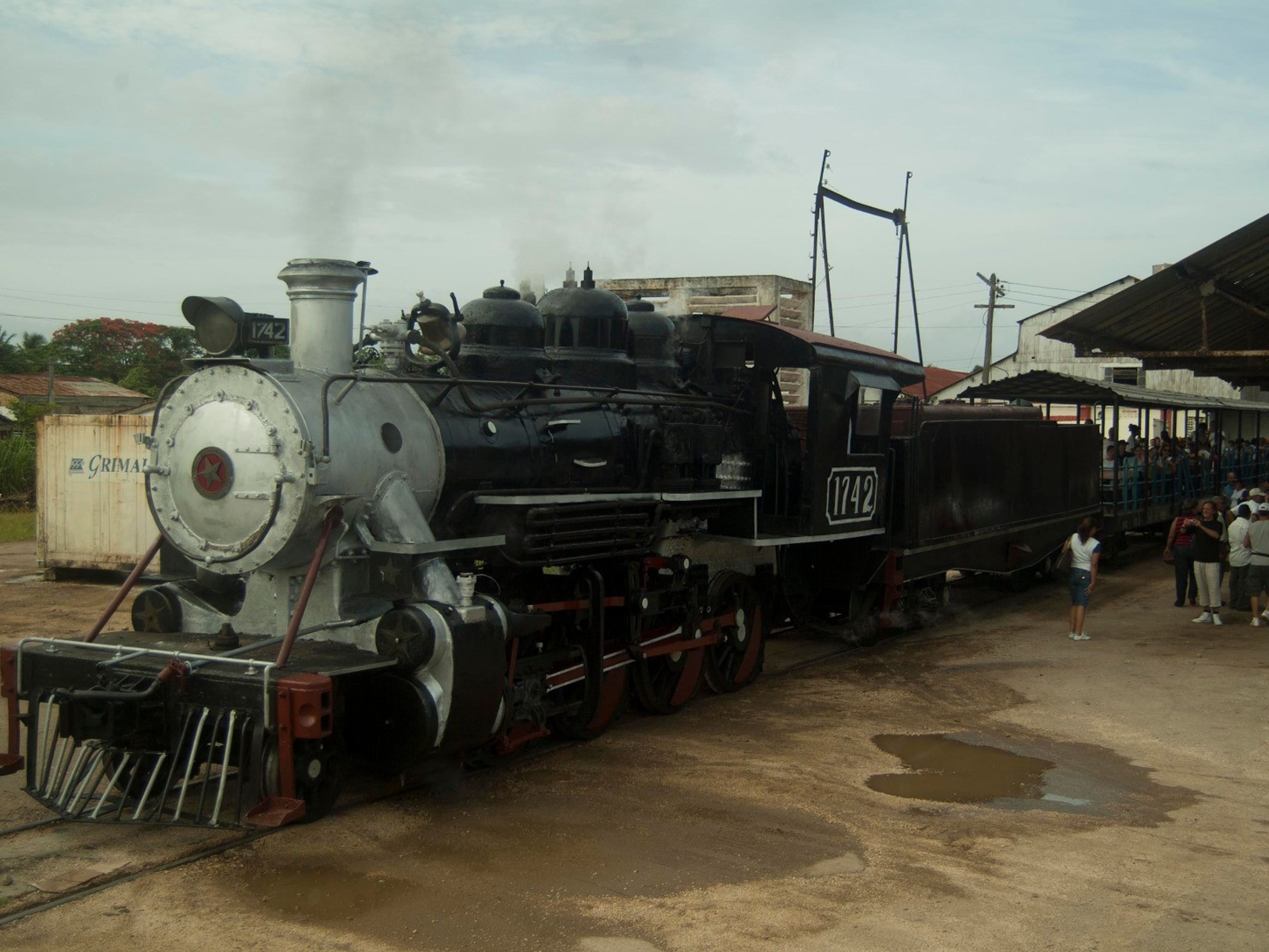 "KUBA: ZUCKER, TABAK UND RUM" Tour. Go through the sugar cane plantations in a train drawn by an old steam locomotive, Morón
