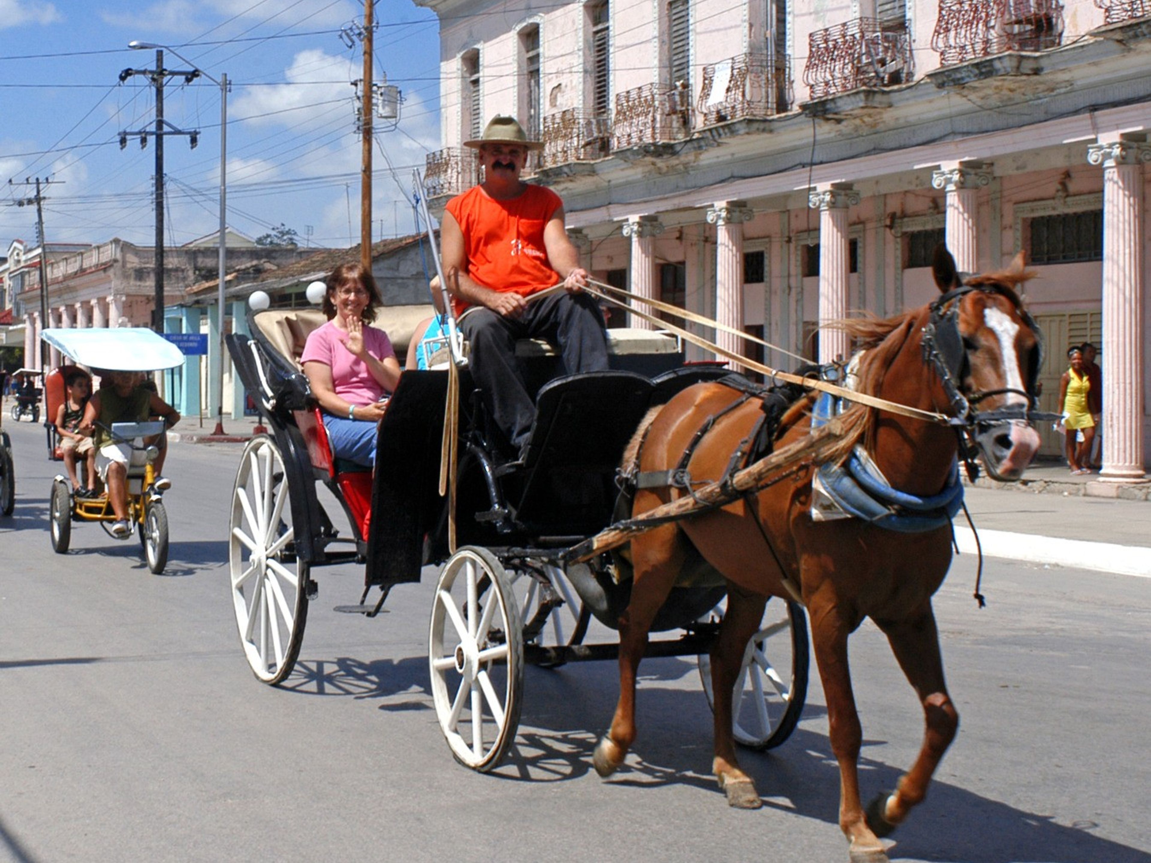 "KUBA: ZUCKER, TABAK UND RUM" Tour. Canter by horse and cart through the streets of Morón