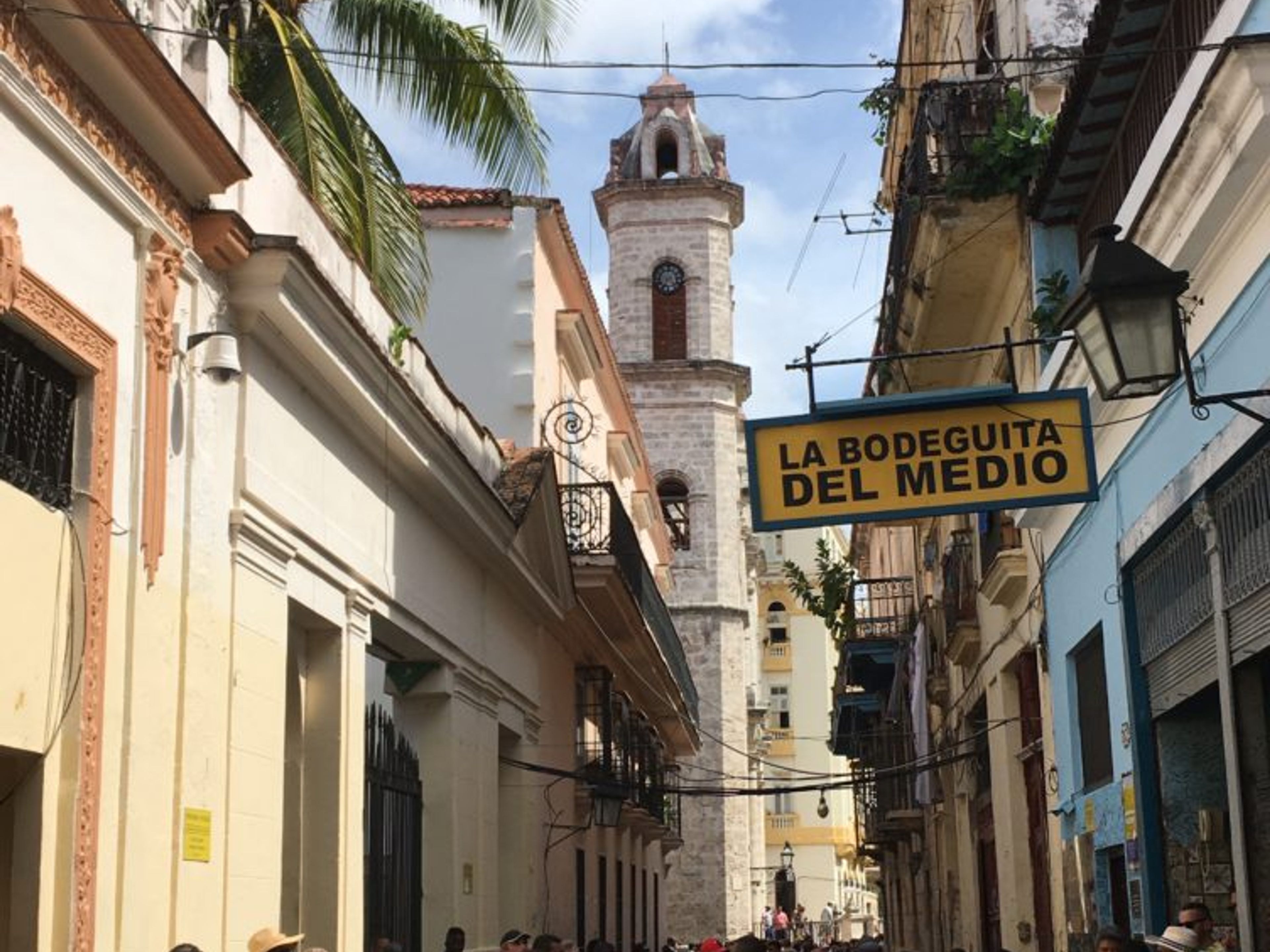 “CONECTANDO CUBA: ”VIÑALES / PINAR DEL RÍO / HAVANE” (CC2 - B) Services de transfert collectif. La Bodeguita del Medio restaurant panoramic view, Old Havana, Havana, Cuba.