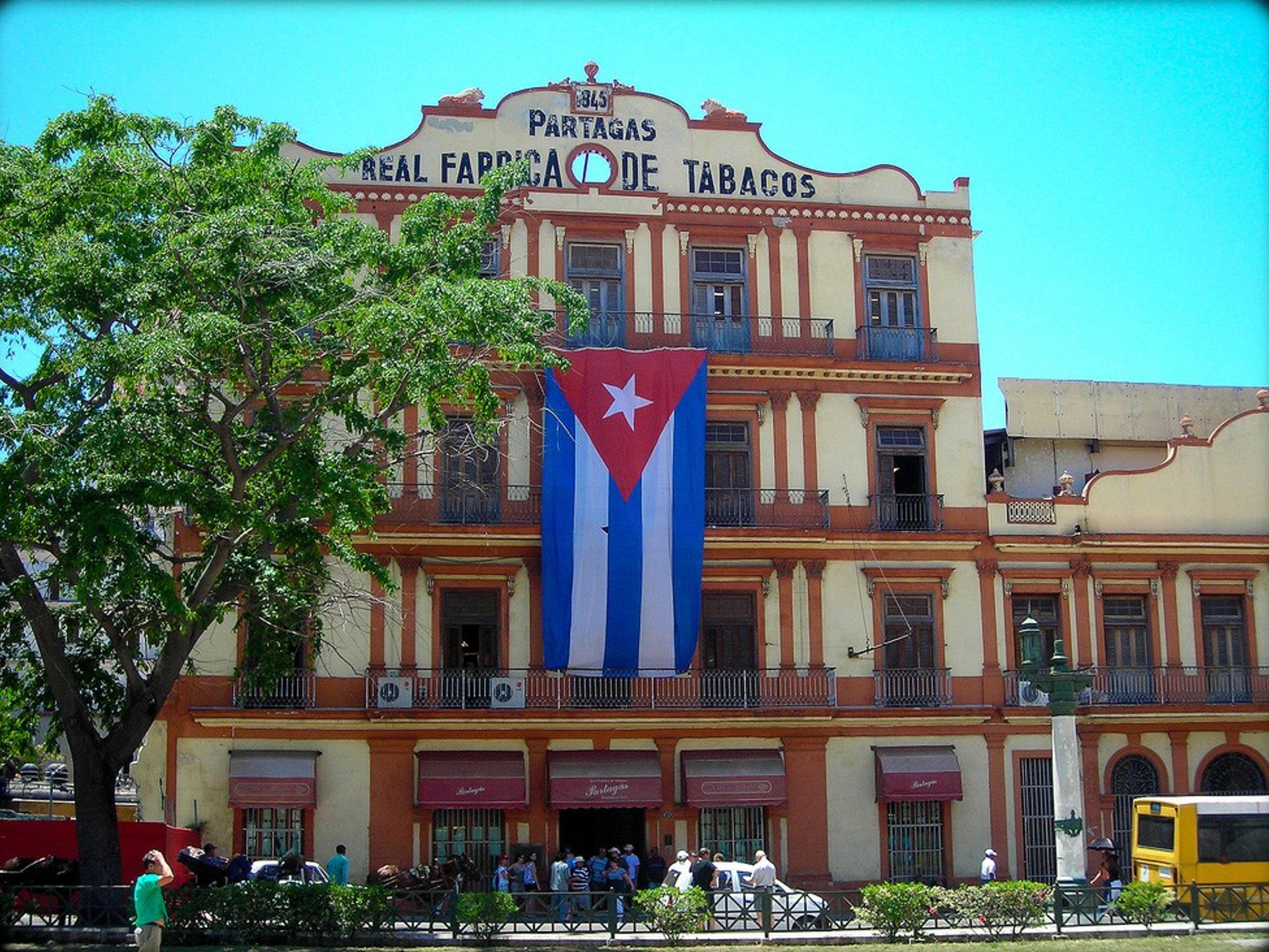 Tour "HAVANE + FABRIQUE DE TABAC". Partagás Tobacco Factory panoramic view