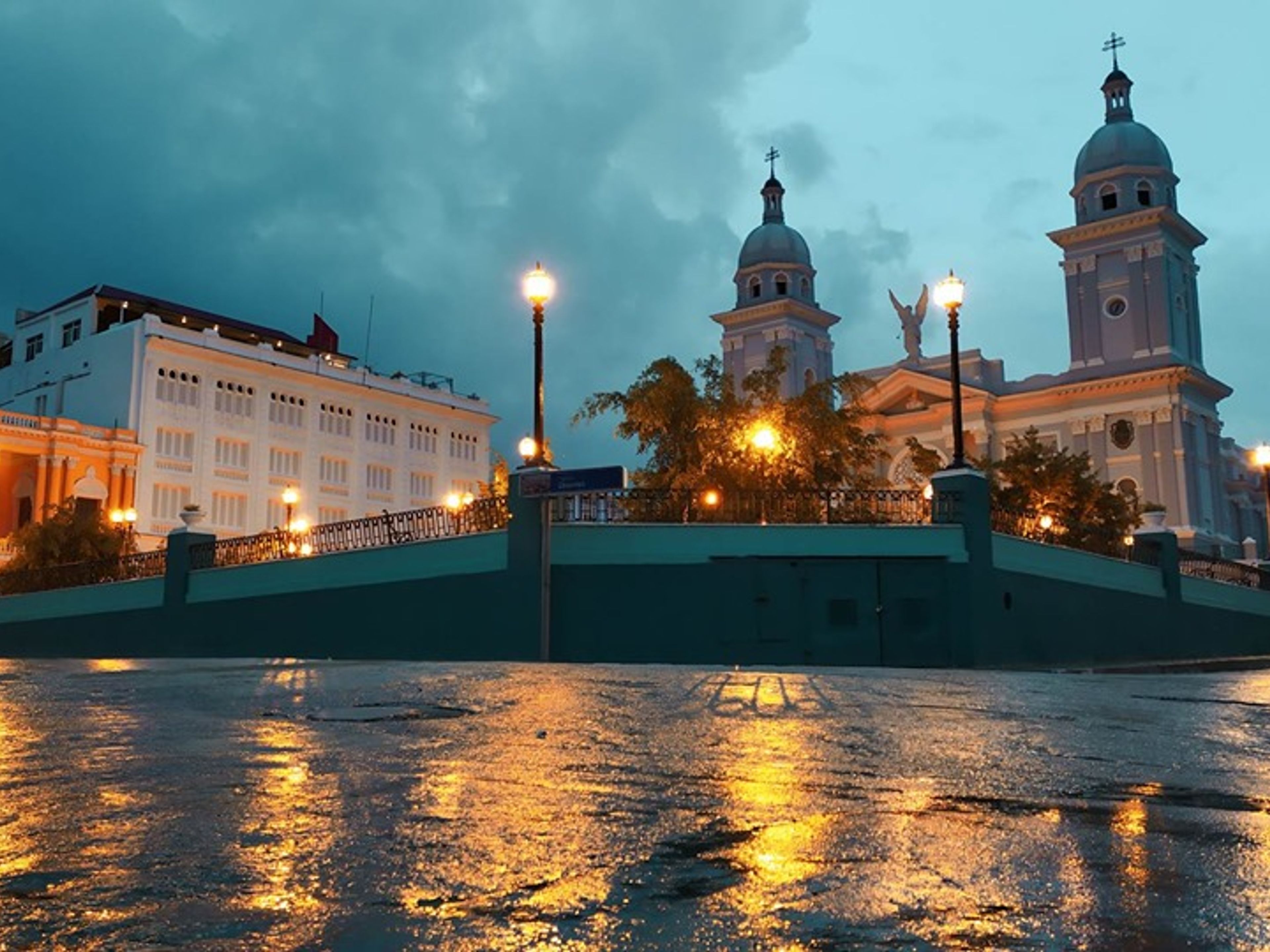Excursión "PASEO A PIE POR SANTIAGO DE CUBA DE NOCHE". The Cathedral and the Cespedes central park panoramic view, Santiago de Cuba, Cuba.