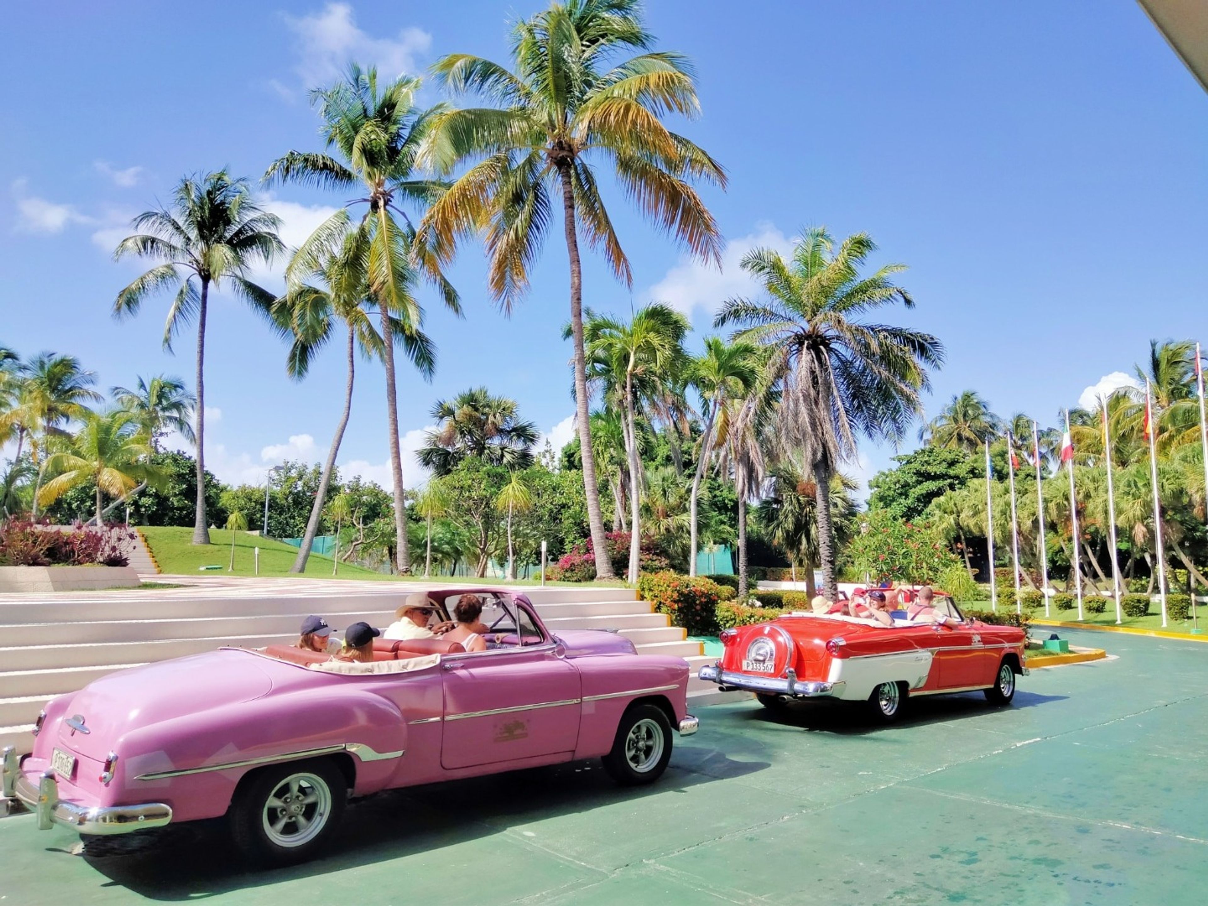 Tour "RETOUR DANS LES ANNÉES 60". Tour in vintage cars throughout the Varadero, Matanzas, Cuba.