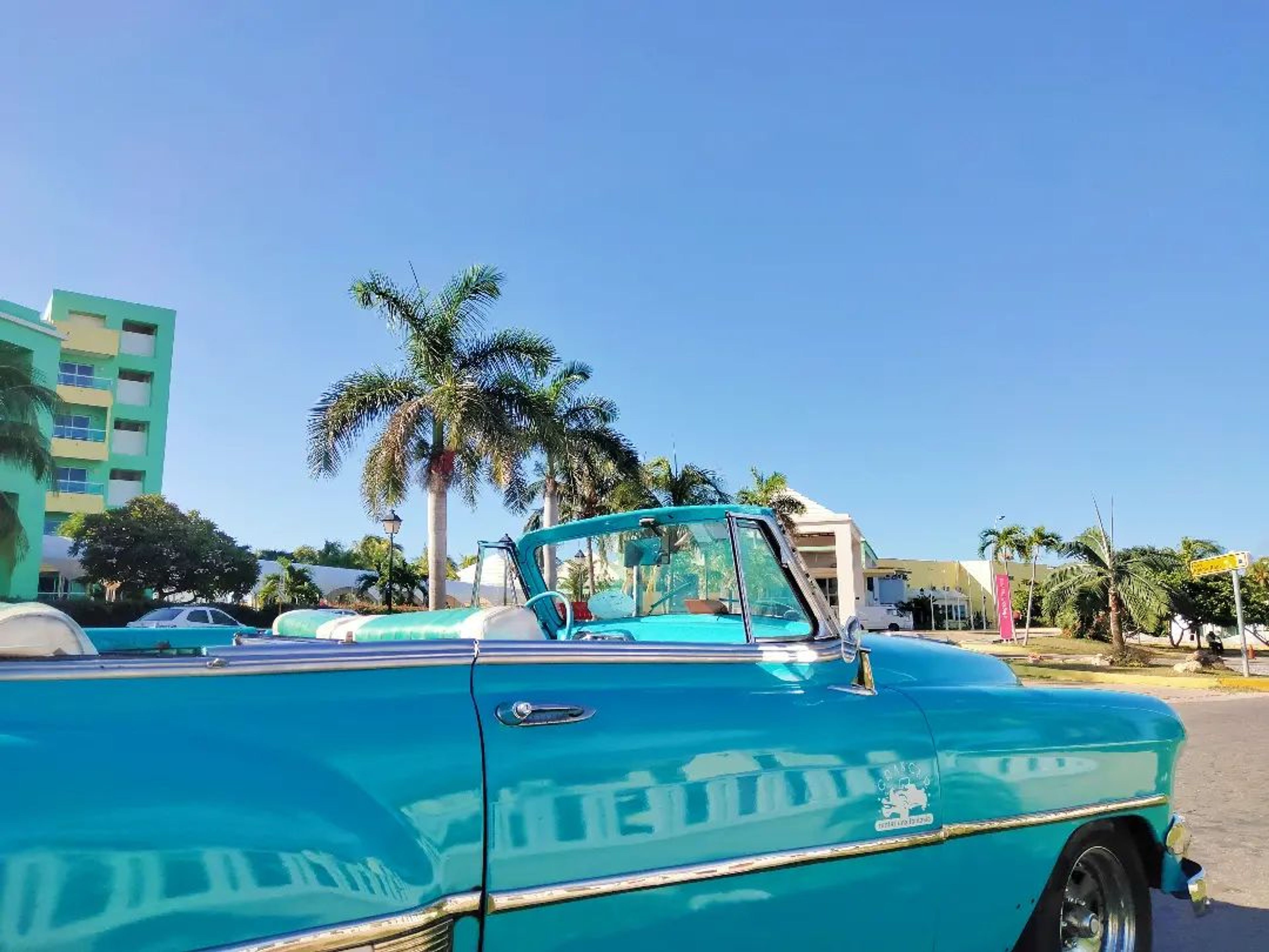 Tour "RETOUR DANS LES ANNÉES 60". Tour in vintage cars throughout the Varadero, Matanzas, Cuba.