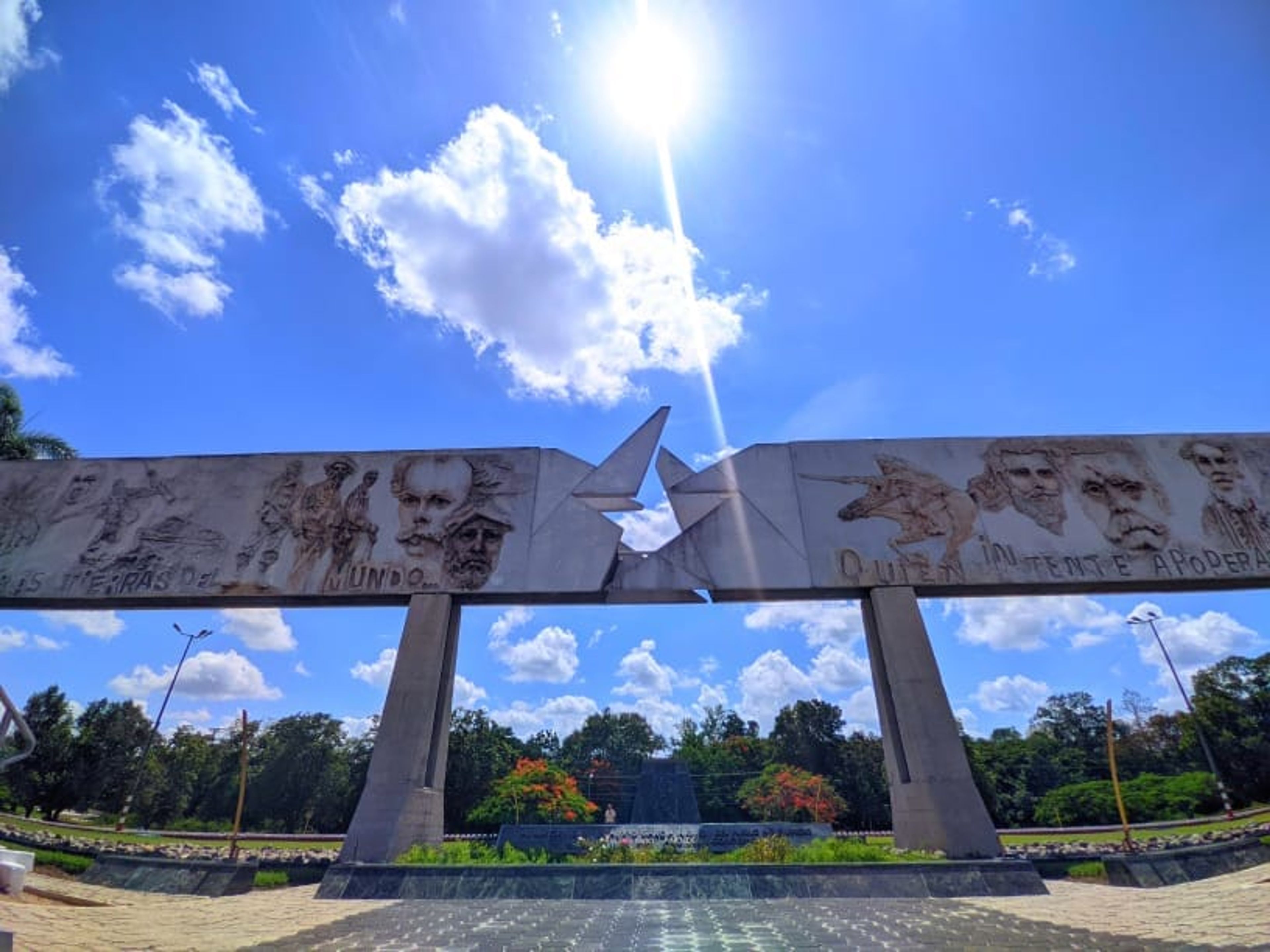 Tур "HOLGUIN CITY TOUR". Revolution Square in the city of Holguin, Cuba.