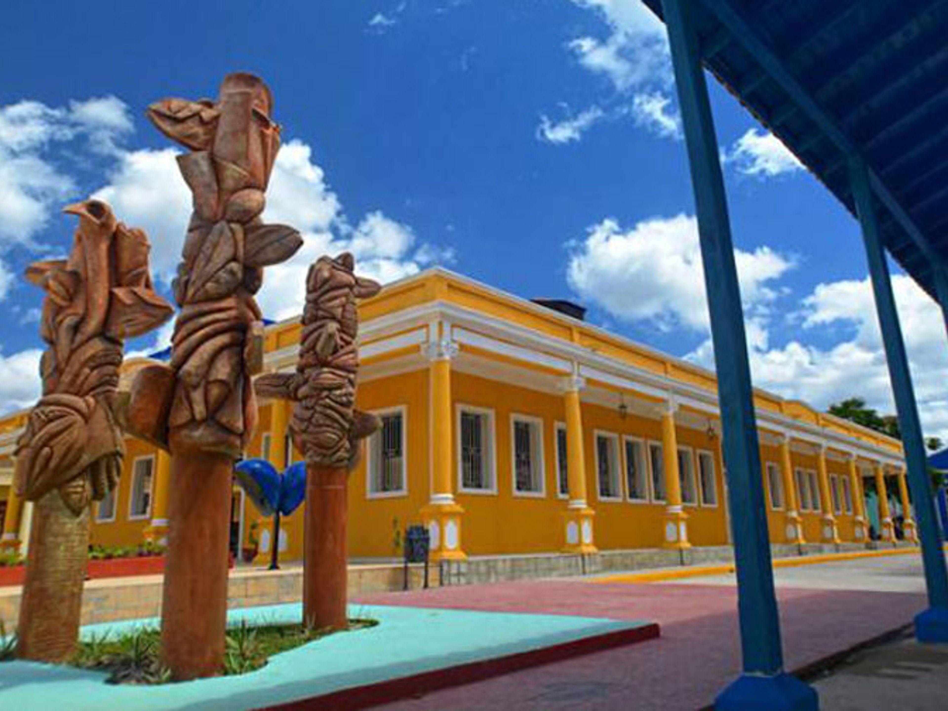 Tур "HOLGUIN CITY TOUR". La Marqueta Square in Holguin City, Cuba.