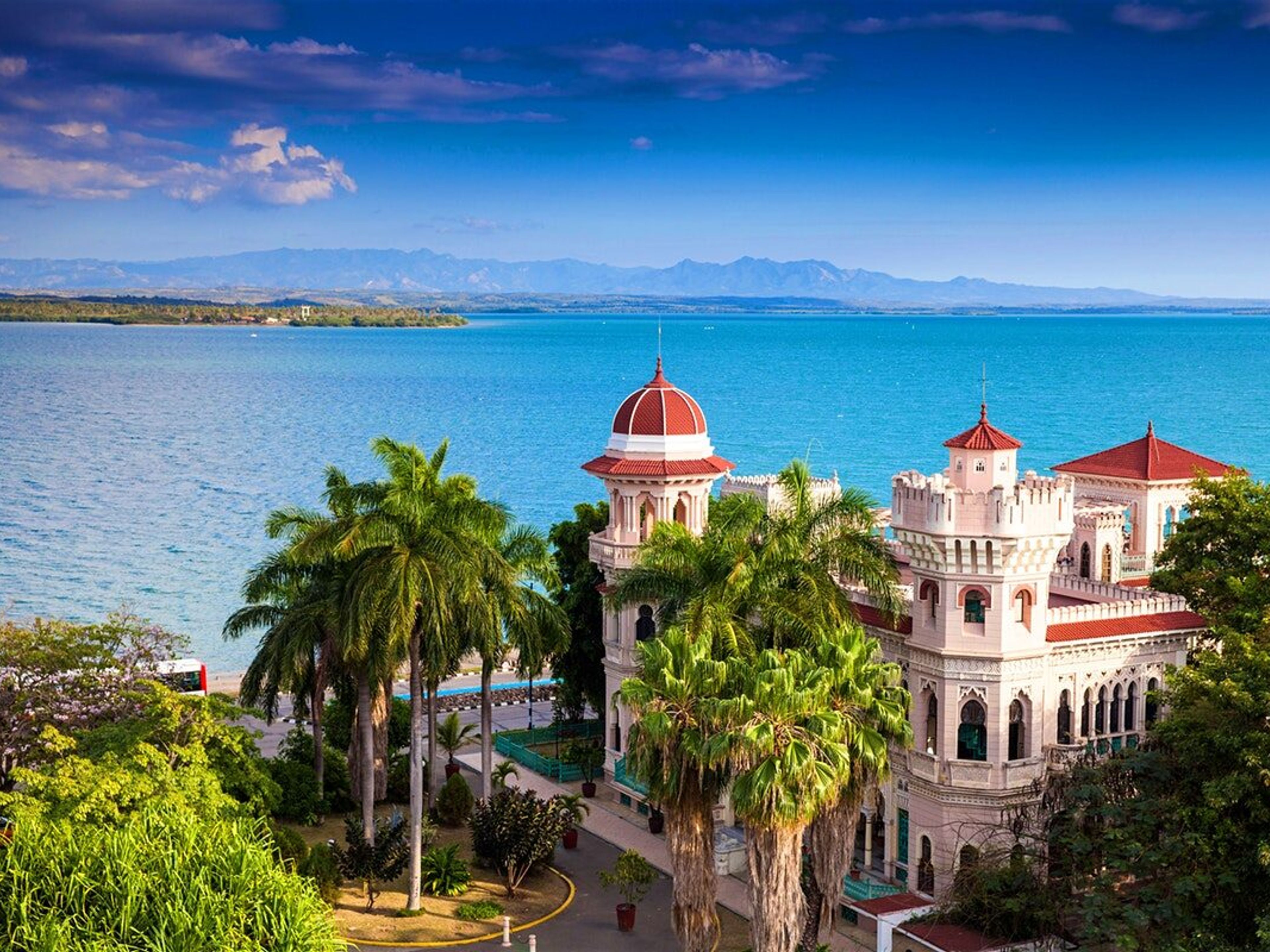 Excursão com pernoita “SANTA CLARA - CIENFUEGOS - TRINIDAD - TOPES DE COLLANTES”. Palacio de Valle panoramic view, Cienfuegos city
