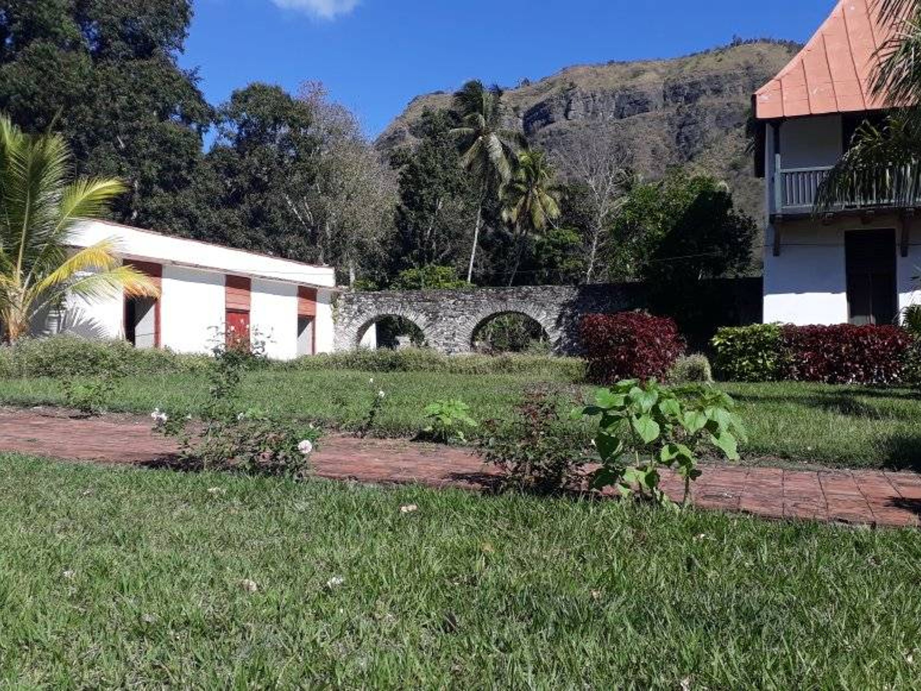 Джип Сафари "БРАТСТВО НА ОДИН ДЕНЬ". Ruins of the Fraternidad coffee plantation, Santiago de Cuba, Cuba.