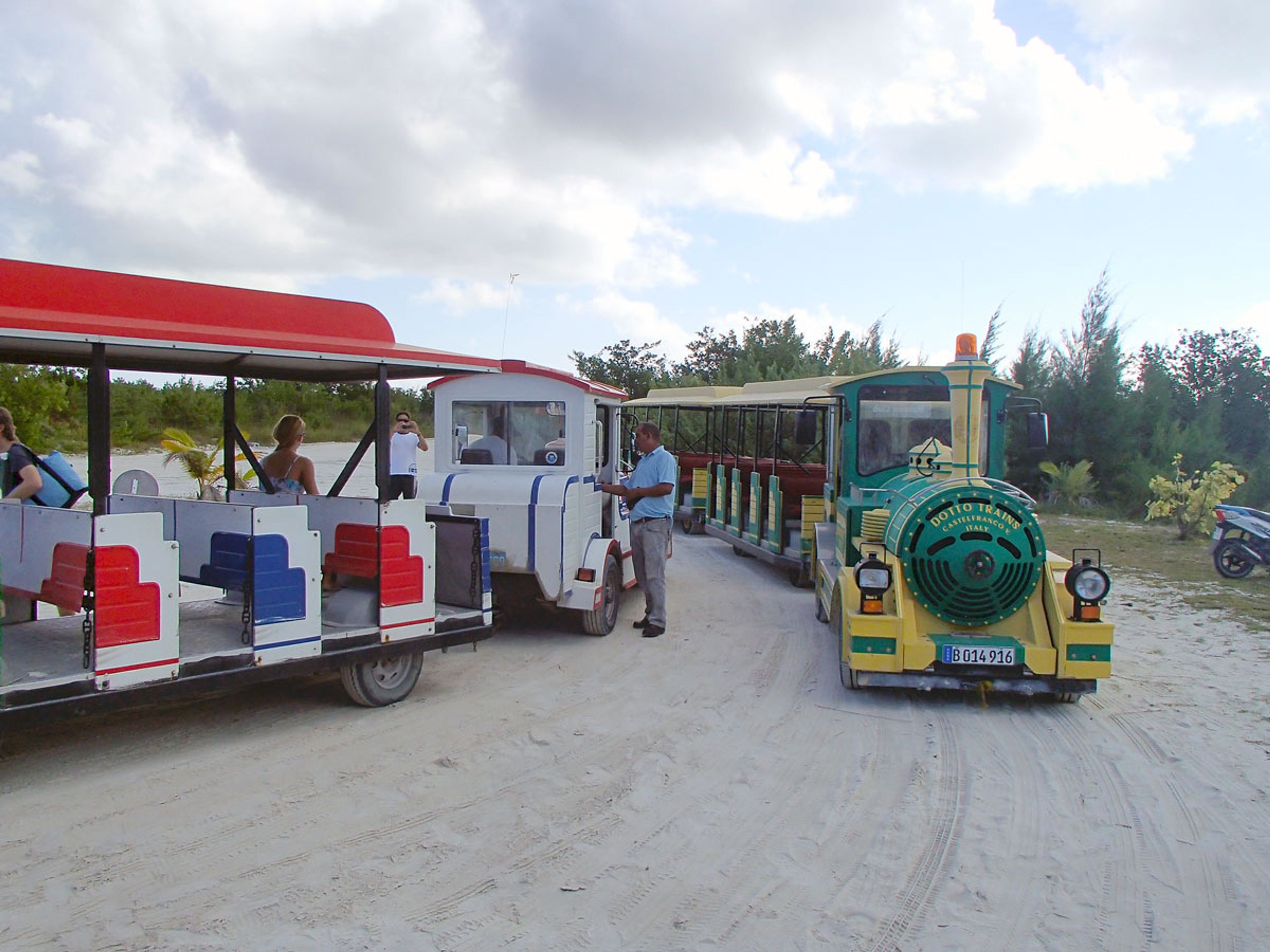 “Karibische Nacht Spezial Dinner” Tour. Train tour to Playa Sirena, Cayo Largo del Sur, “Caribbean Night Special Dinner” Tour