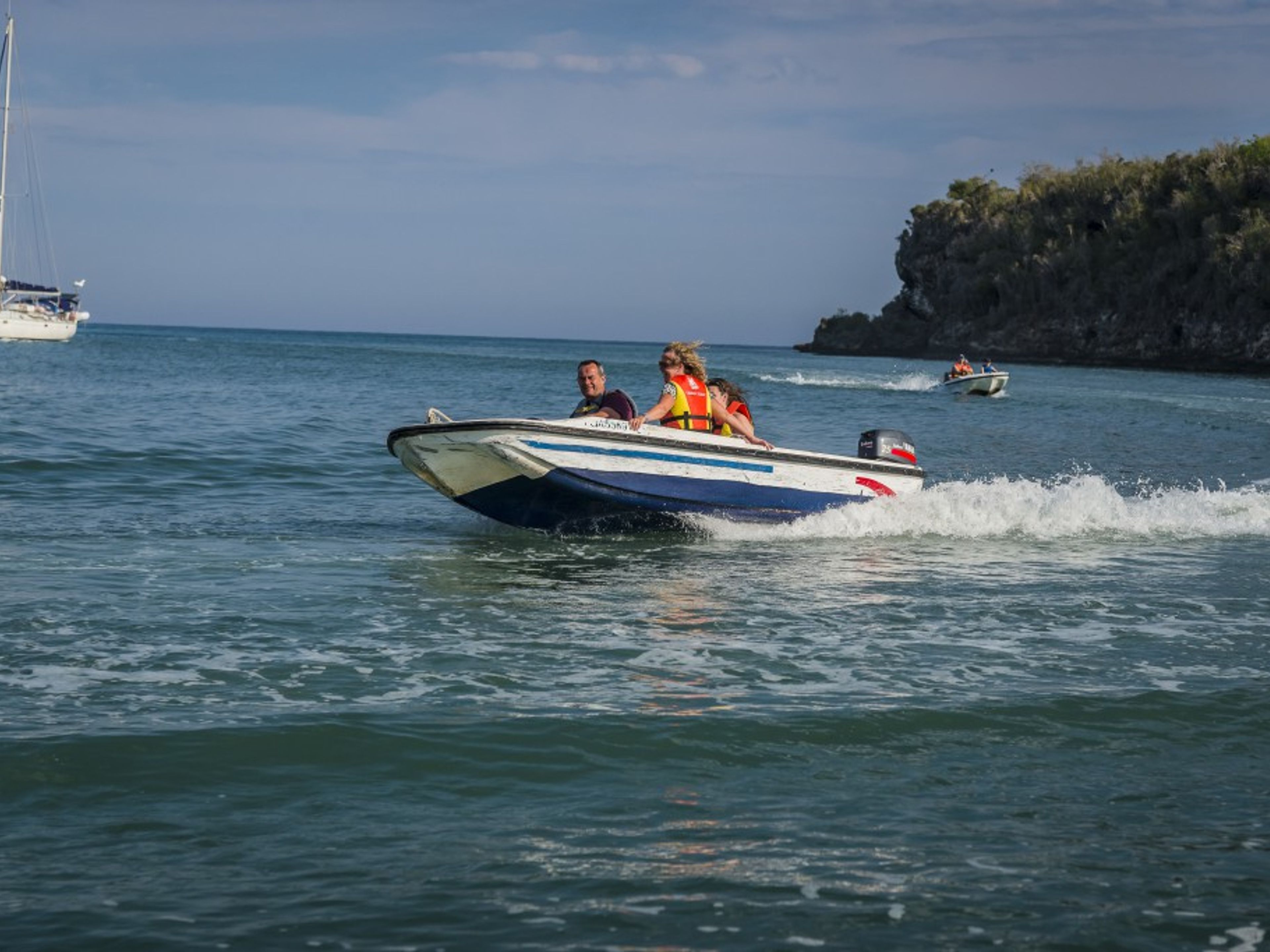 "FAHRT MIT DEM SCHNELLBOOT IN DER BUCHT VON VITA" Tour. "SPEEDBOAT RIDE IN THE BAY OF VITA" Tour, Guardalavaca beach, Holguín, Cuba.