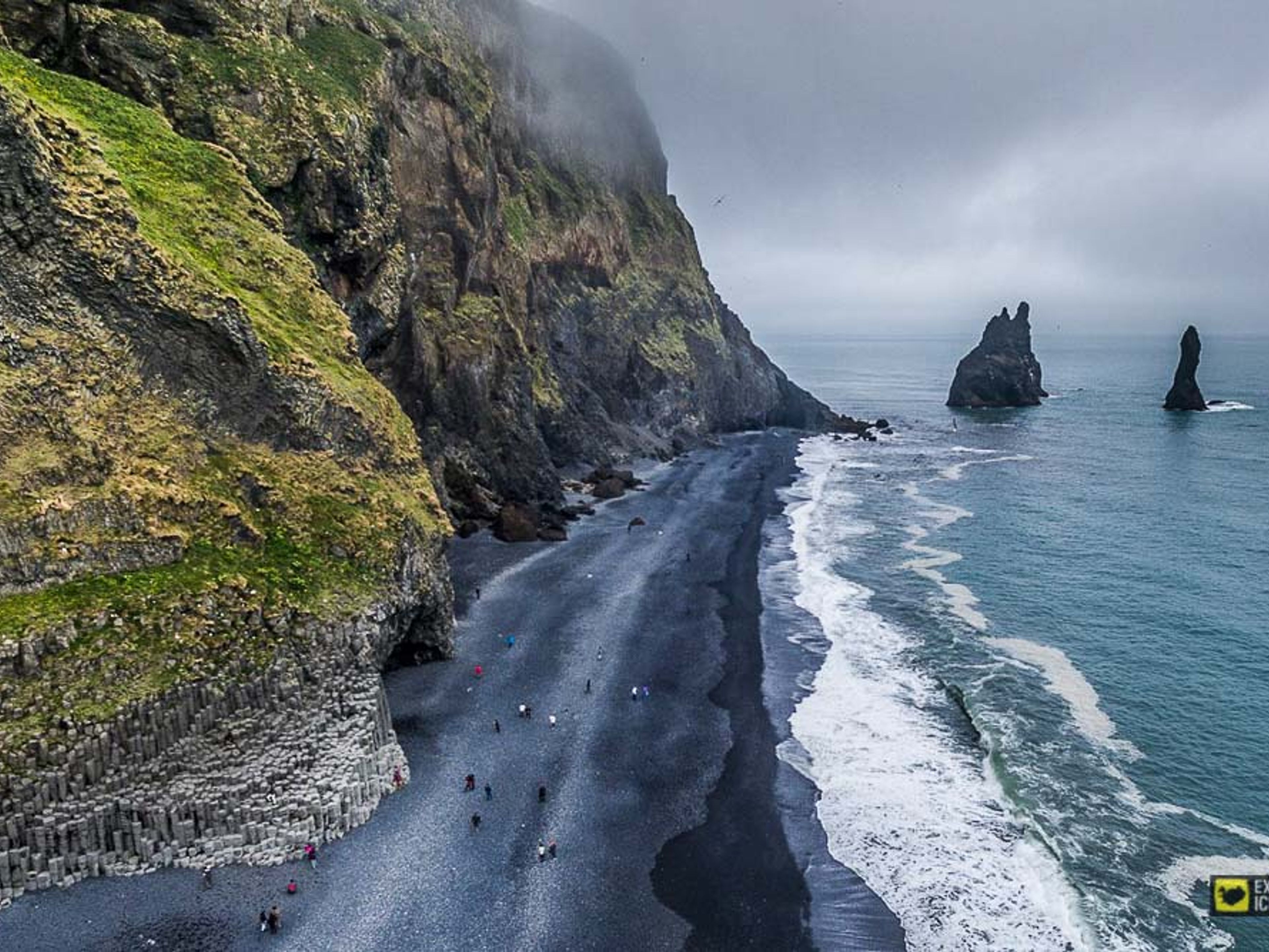 Tour privato "LAGUNA GLACIALE DI JÖKULSÁRLÓN + COSTA SUD + GROTTA DI GHIACCIO KATLA VETRO DEL DRAGONE". Reynisfjara black beach panoramic view, Iceland.