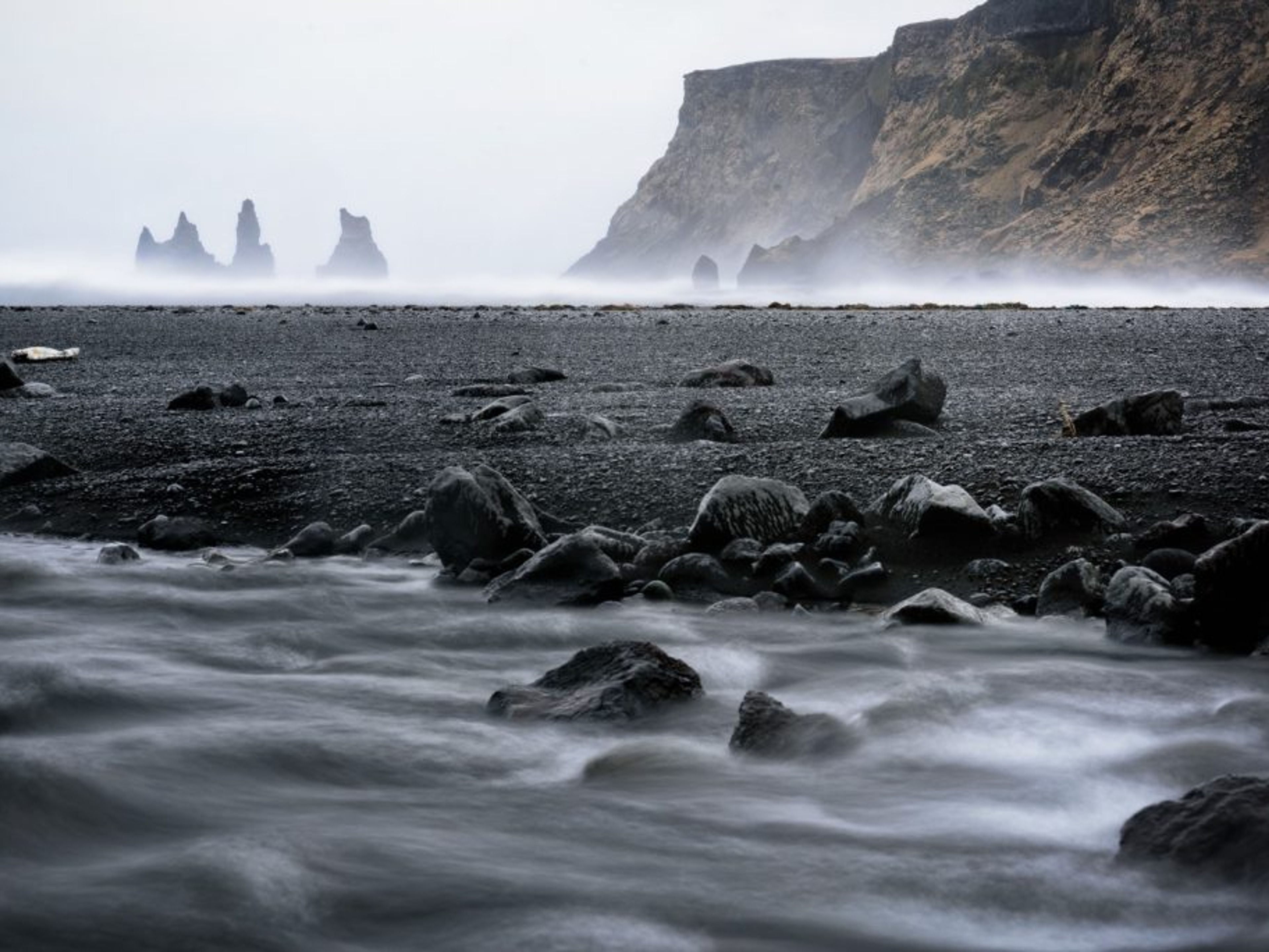 Tour privé "LAGUNE GLACIAIRE DE JÖKULSÁRLÓN + CÔTE SUD + GROTTE DE GLACE KATLA DRAGON GLASS". Reynisfjara black beach panoramic view, Iceland.