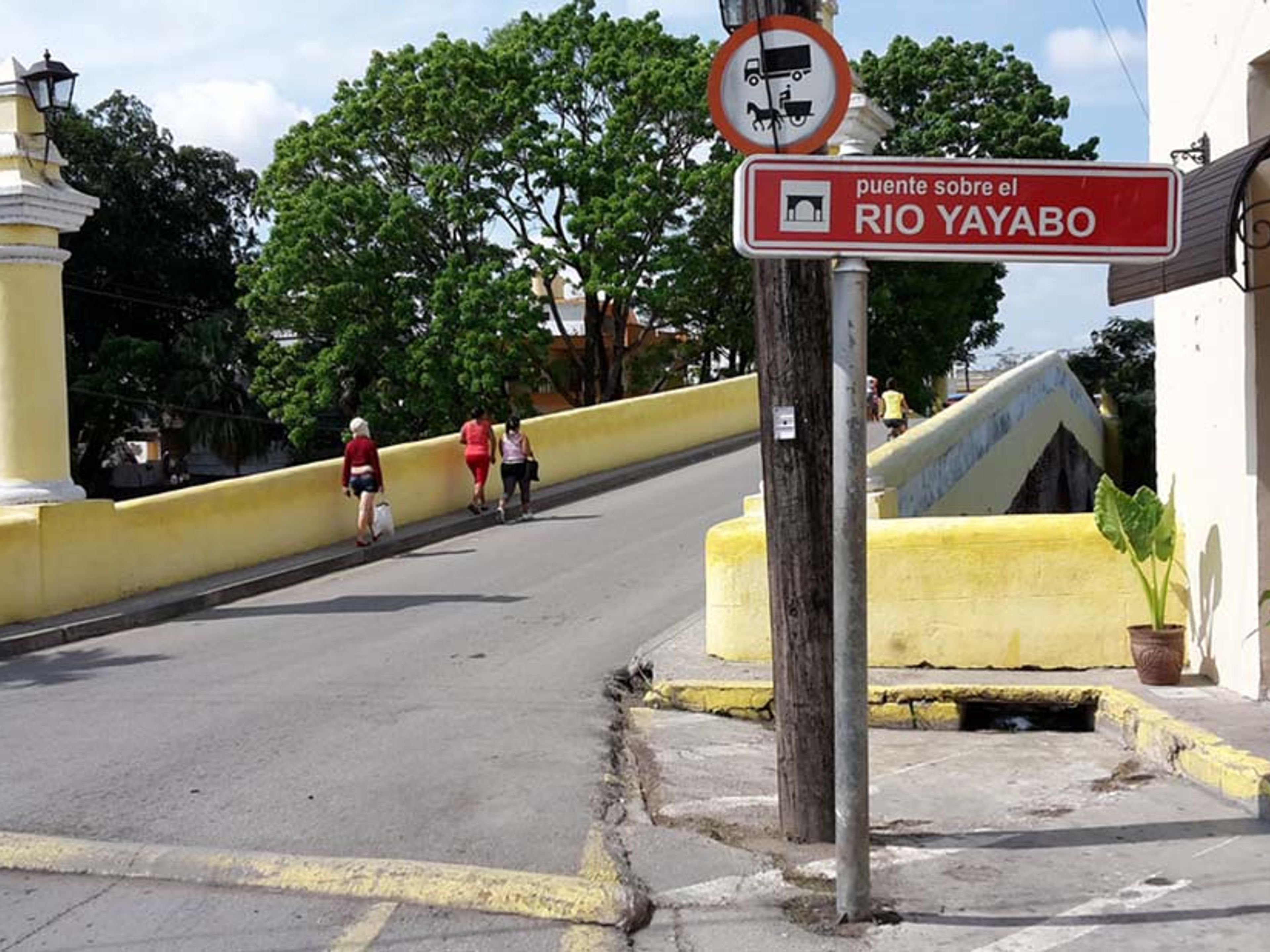 Tour Overnight “Giro a Sancti Spíritus, Ciego de Ávila e Camagüey en Auto d'epoca Americane” (2 giorni / 1 notte). The Yayabo River Bridge, Sancti Spíritus city, “Ride to Sancti Spíritus, Ciego de Ávila & Camagüey in Old Fashion American Classic Cars” Overnight Tour (2 days / 1 night)