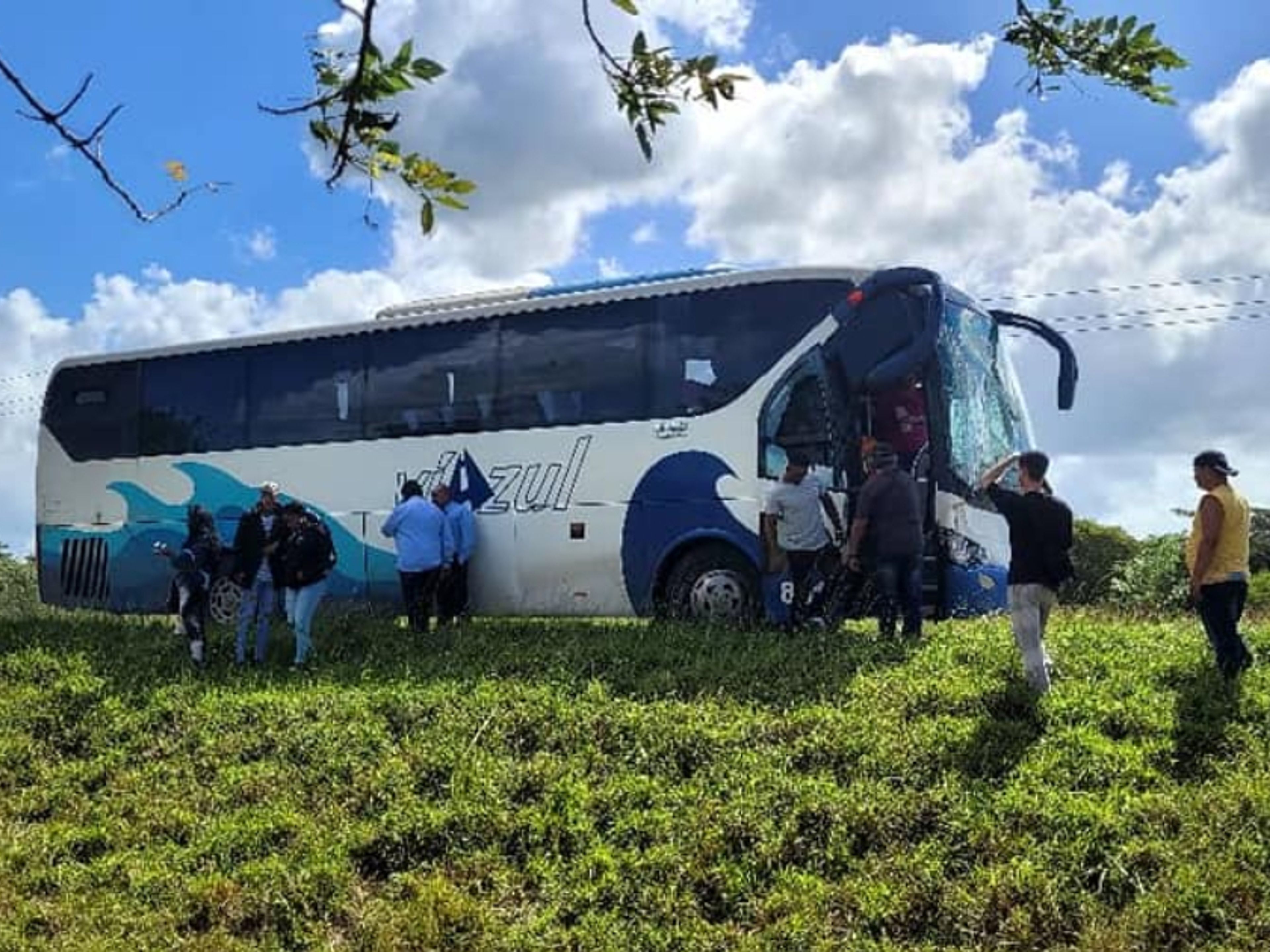 Servicios de Traslados Colectivos “VIAZUL CUBA: HABANA / SANTA CLARA / SANCTI SPÍRITUS / CIEGO DE ÁVILA / CAMAGÜEY / LAS TUNAS / HOLGUÍN / AEROPUERTO DE HOLGUÍN / BAYAMO / SANTIAGO DE CUBA”. “VIAZUL CUBA: HAVANA / SANTA CLARA / SANCTI SPÍRITUS / CIEGO DE ÁVILA / CAMAGÜEY / LAS TUNAS / HOLGUÍN / HOLGUÍN AIRPORT / BAYAMO / SANTIAGO DE CUBA“ Collective Transfer Services