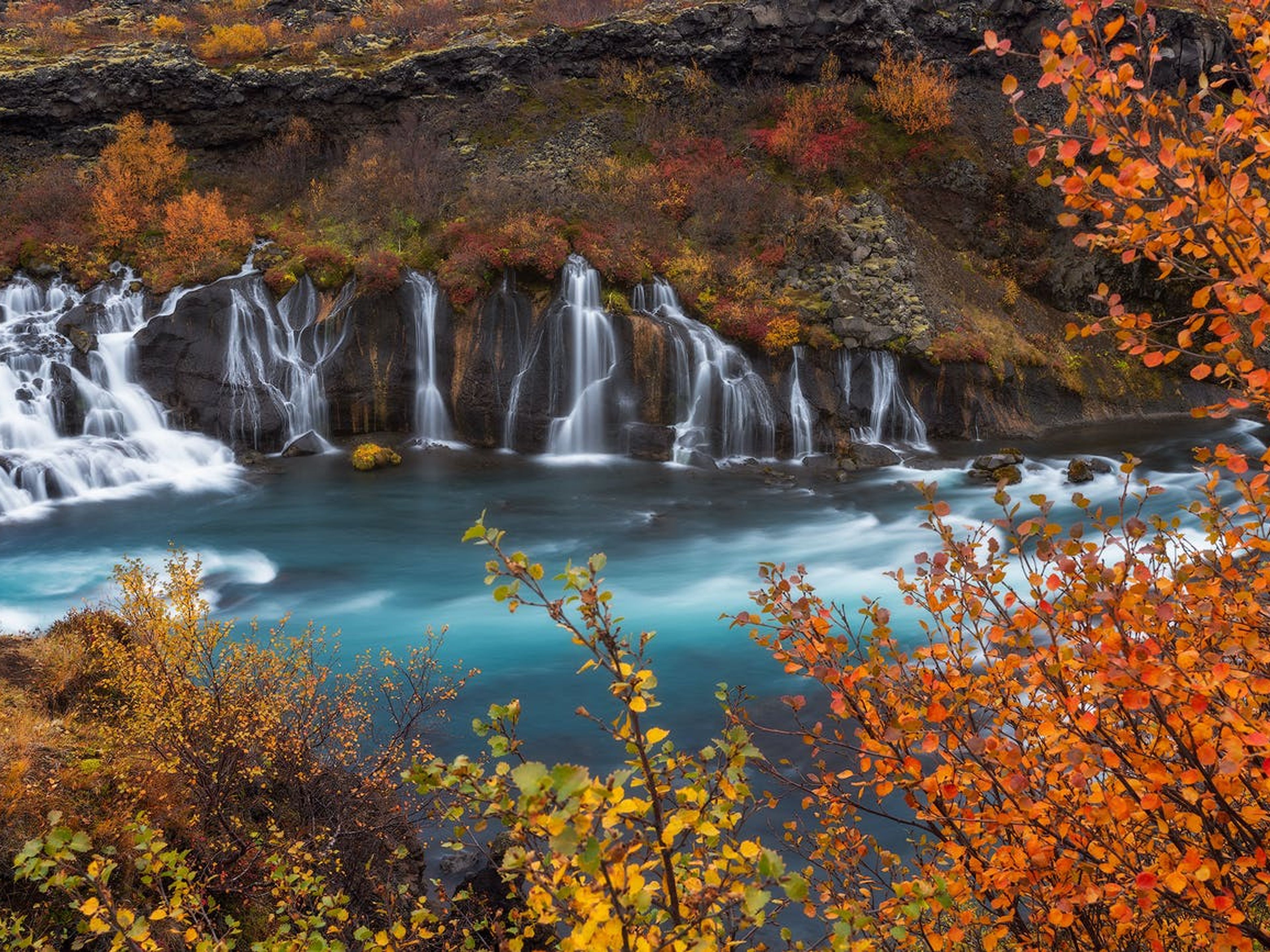"SILBERNER KREIS + VÍOGELMIR LAVAHÖHLE" Private Tour. Hraunfossar waterfall panoramic view, Iceland.