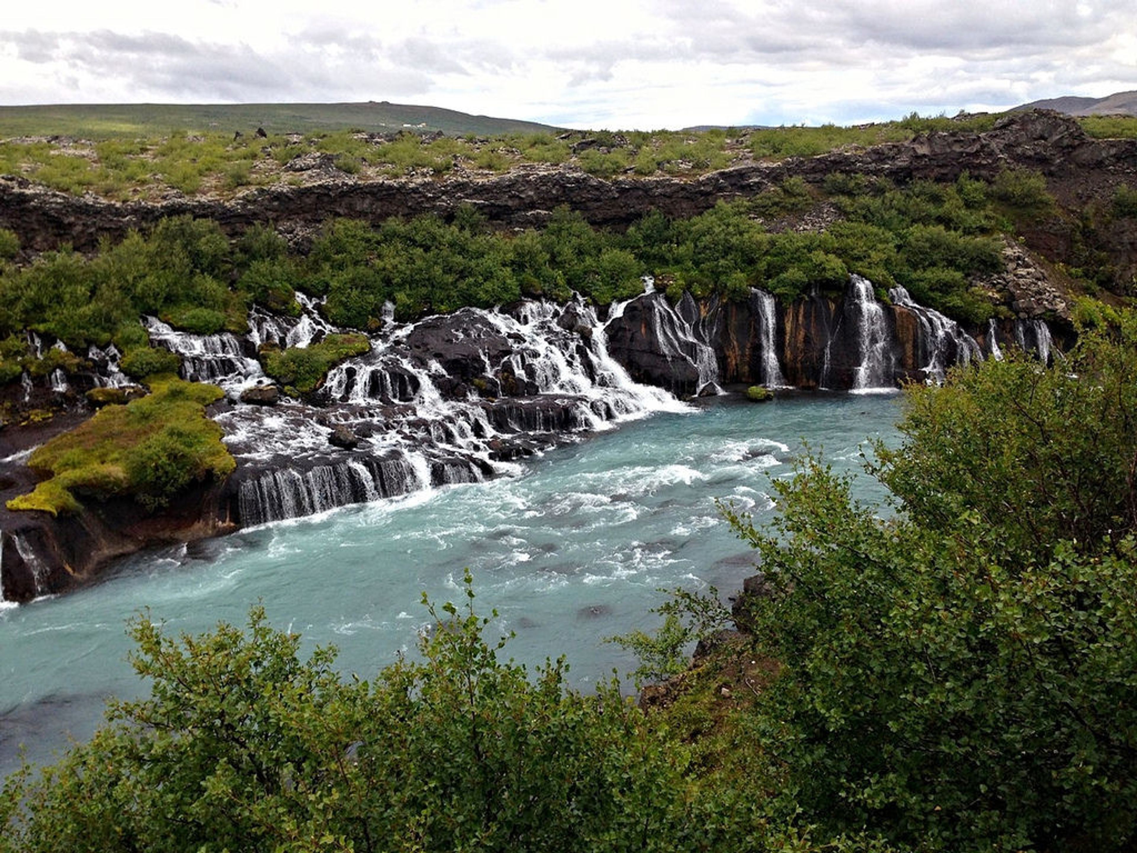 Excursão Privada "CÍRCULO DE PRATA + GRUTA DE LAVA VÍOGELMIR". Hraunfossar waterfall panoramic view, Iceland.