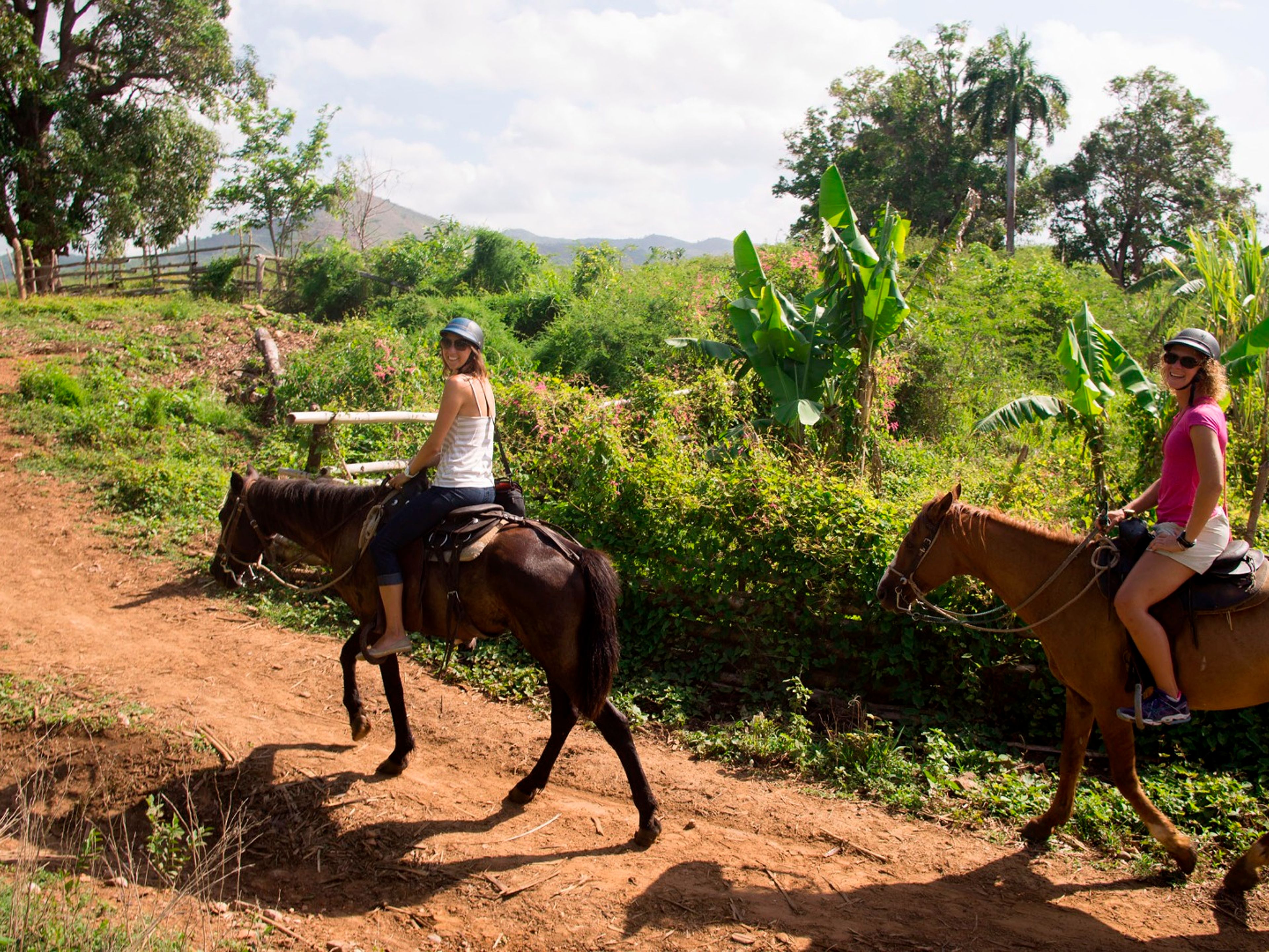 “PASSEIOS A CAVALO PELO VALE DE SUGAR MILLS, NO SOPÉ DA SIERRA DEL ESCAMBRAY” Tour. Horseback riding tour through the Sugar Mills Valley at the foot of the Sierra del Escambray, Trinidad.