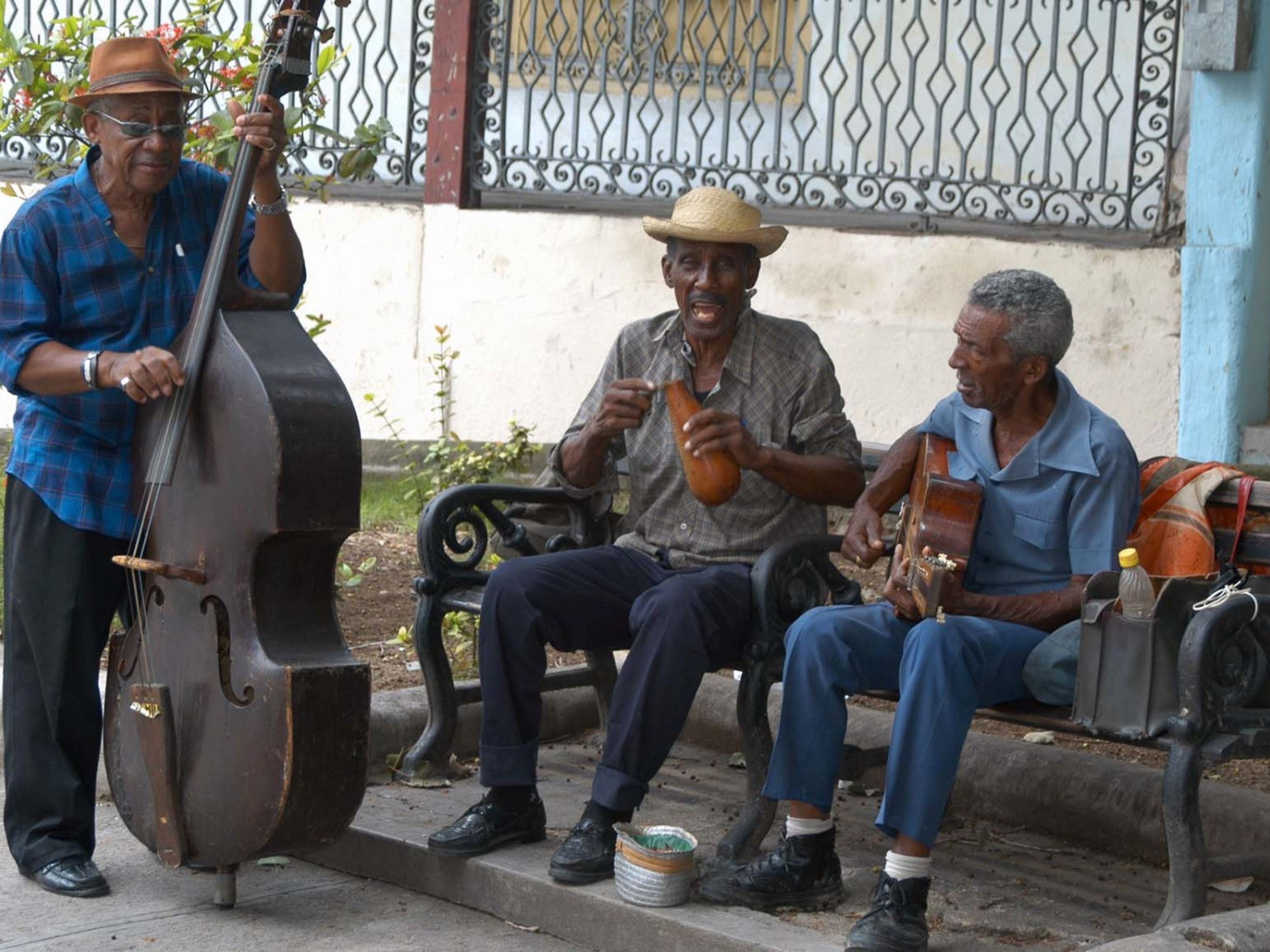 Excursión "TOUR A PIE SANTIAGO DE CUBA COLONIAL". Traditional cuban music at Céspedes central park, Santiago de Cuba city