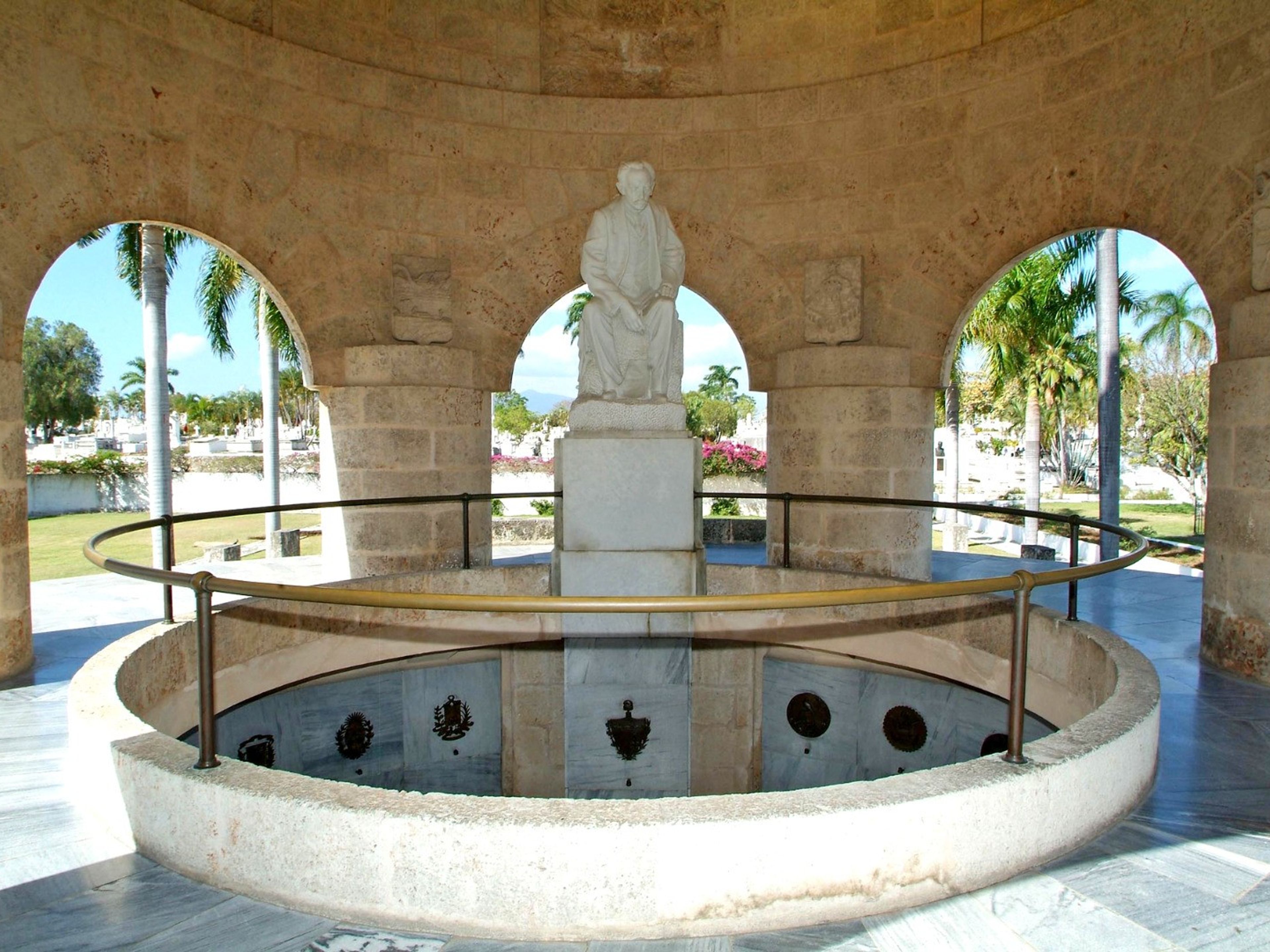 Excursión "TOUR A PIE SANTIAGO DE CUBA COLONIAL". José Martí mausoleum, Santa Ifigenia cemetery, Santiago de Cuba city