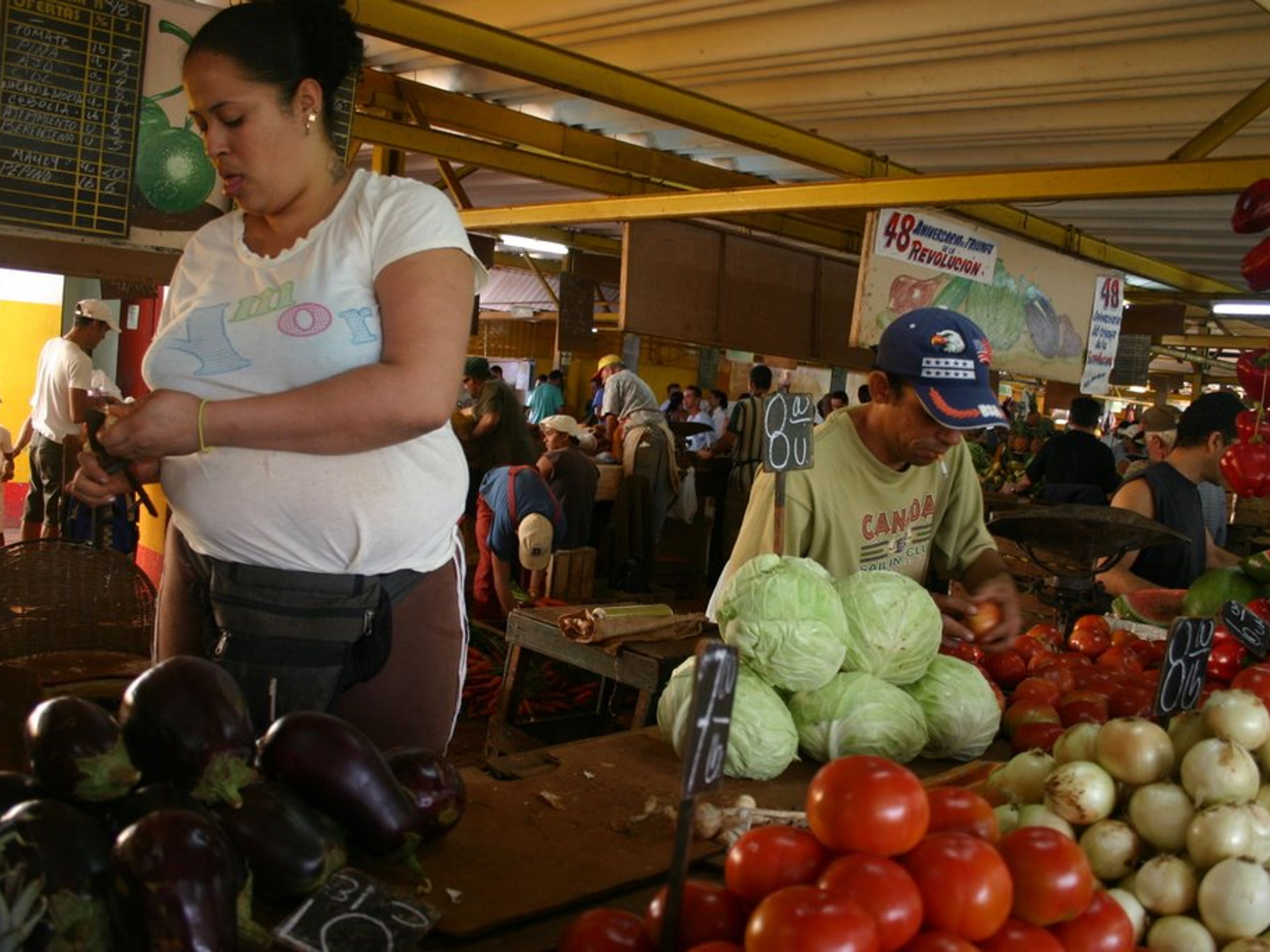 Radtour "AROMEN DER INSEL: AGRO-GASTRONOMISCHE ROUTE". Agromercado de 19 y B, a special place of trade of agricultural products in the city, Vedado, Havana, Cuba.