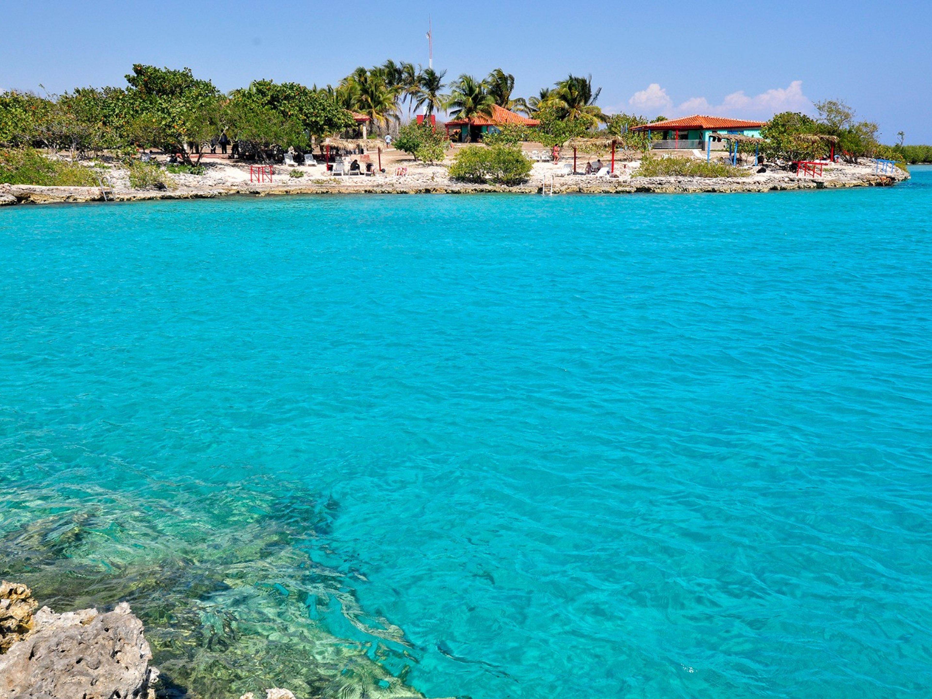 Tour privé "GUAMÁ - PLAYA GIRÓN - CALETA BUENA DANS LES VOITURES CLASSIQUES AMÉRICAINES SOMMET DUR)". Caleta Buena panoramic view, Península de Zapata, Matanzas, Cuba.