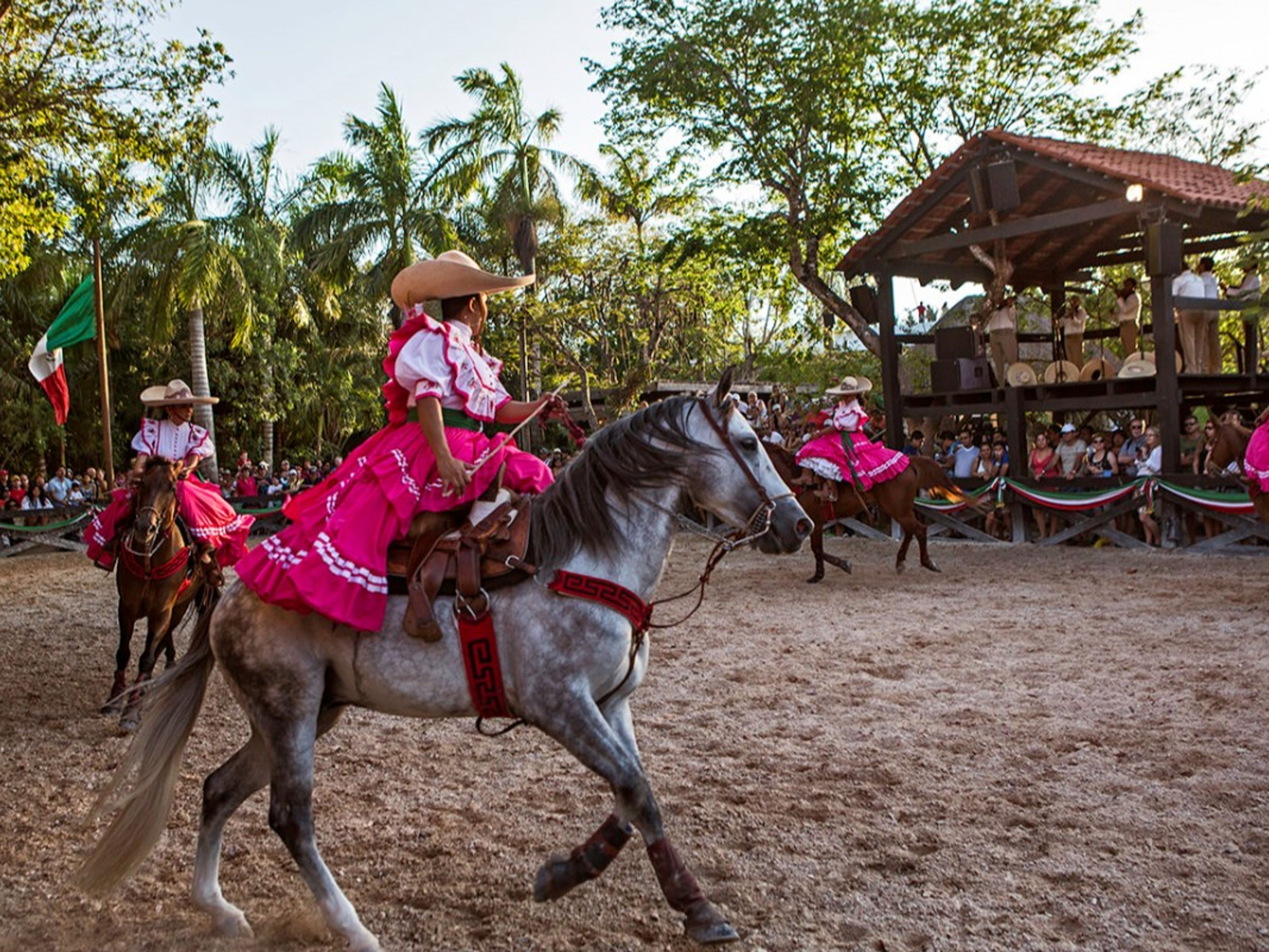 Excursão "Xcaret da Riviera Maya". Show "Xcaret Mexico Espectacular", a musical journey through the history of Mexico.
