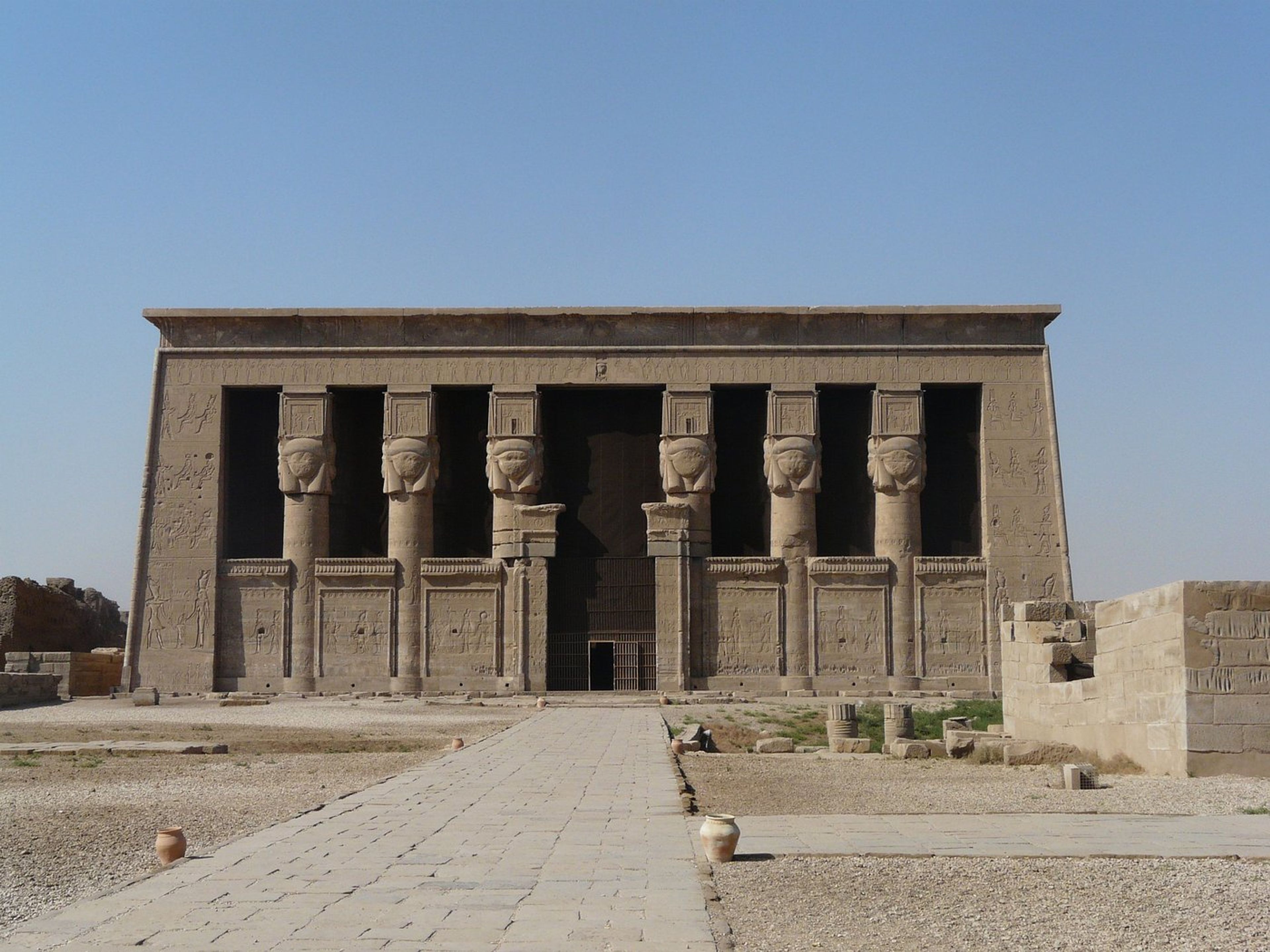 Частный тур "ПОЛНЫЕ ДНЕВНЫЕ ЭКСКУРСИИ В ХРАМЕ ДЕНДЕРА". THE TEMPLE OF DENDERA panoramic view, Luxor, Egypt.