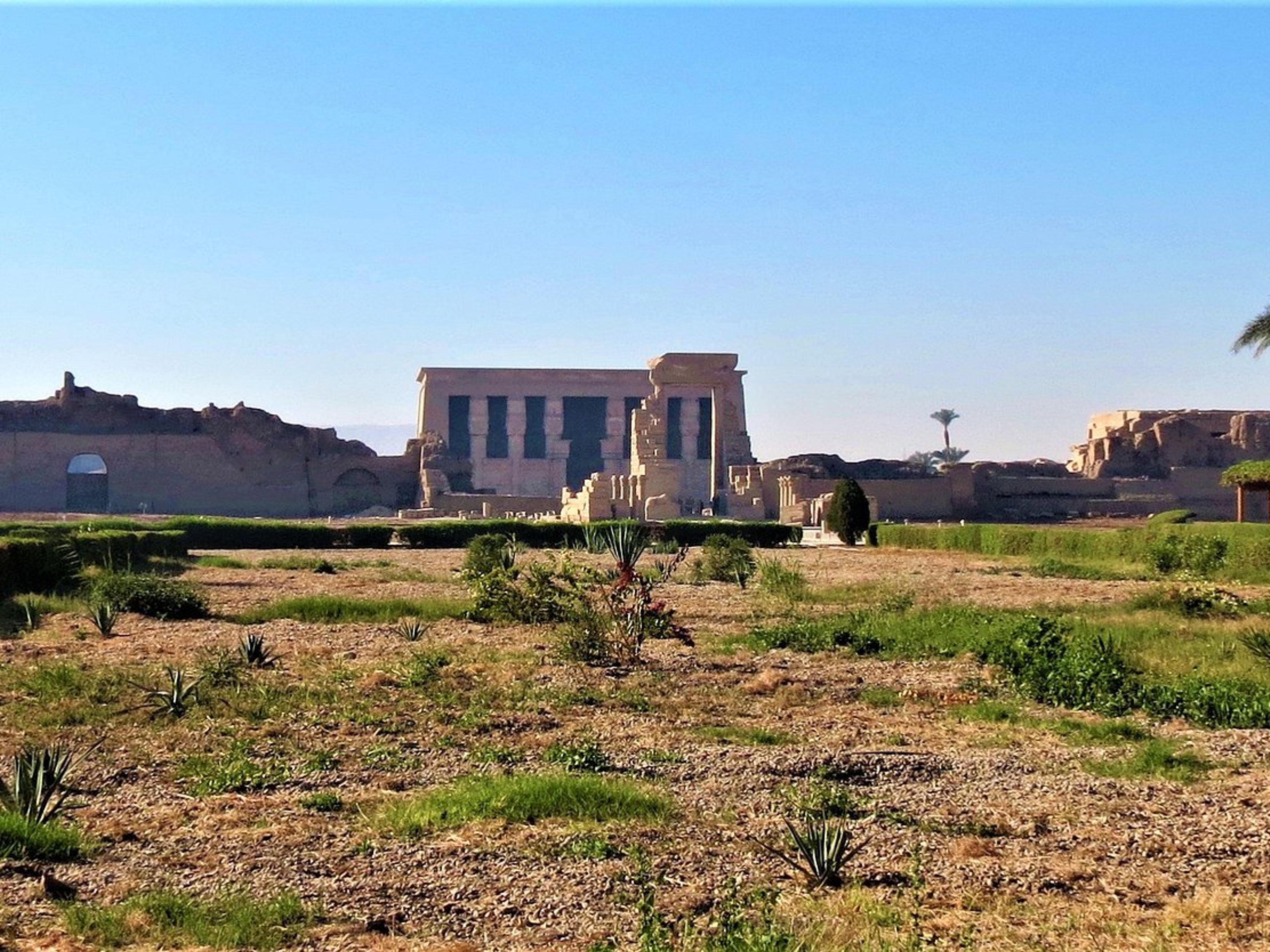 Частный тур "ПОЛНЫЕ ДНЕВНЫЕ ЭКСКУРСИИ В ХРАМЕ ДЕНДЕРА". THE TEMPLE OF DENDERA panoramic view, Luxor, Egypt.