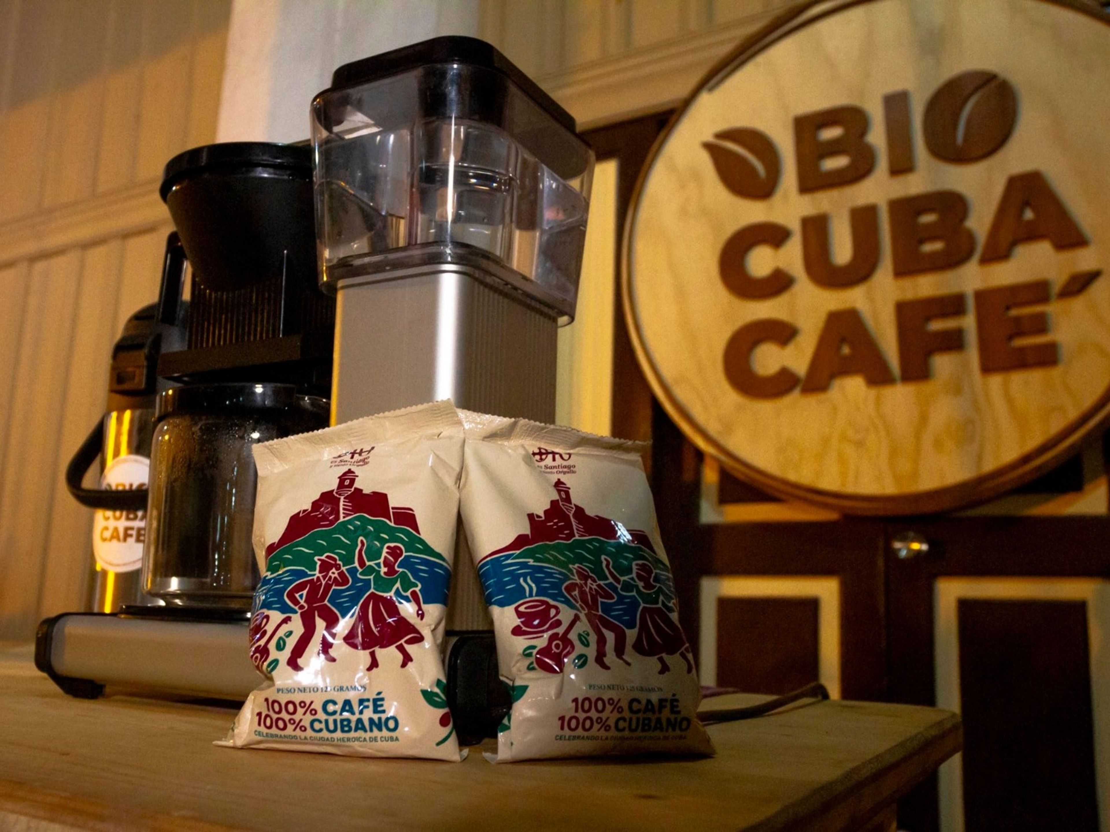 Tур "СОЧЕТАНИЕ РОМ САНТИАГО, СИГАРЫ HABANO И КОФЕ". "SANTIAGO RUM, HABANO CIGAR AND COFFEE PAIRING" Tour, Santiago de Cuba, Cuba.