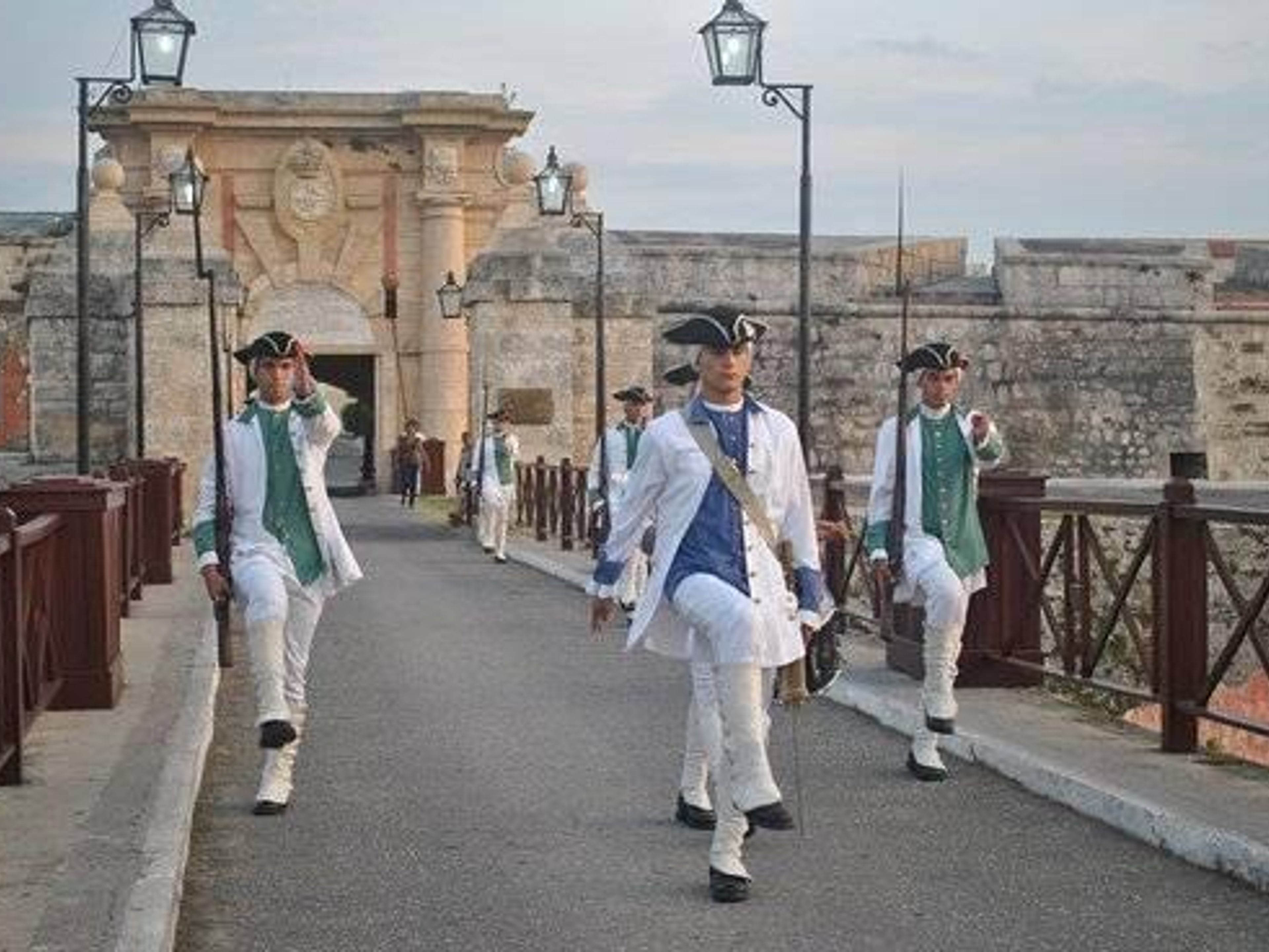 Tour "CERIMONIA DEL COLPO DI CANNONE NELLA FORTEZZA DI SAN CARLOS DE LA CABAÑA". "CANNON SHOT CEREMONY AT THE SAN CARLOS DE LA CABAÑA FORTRESS" Tour, Havana, Cuba.