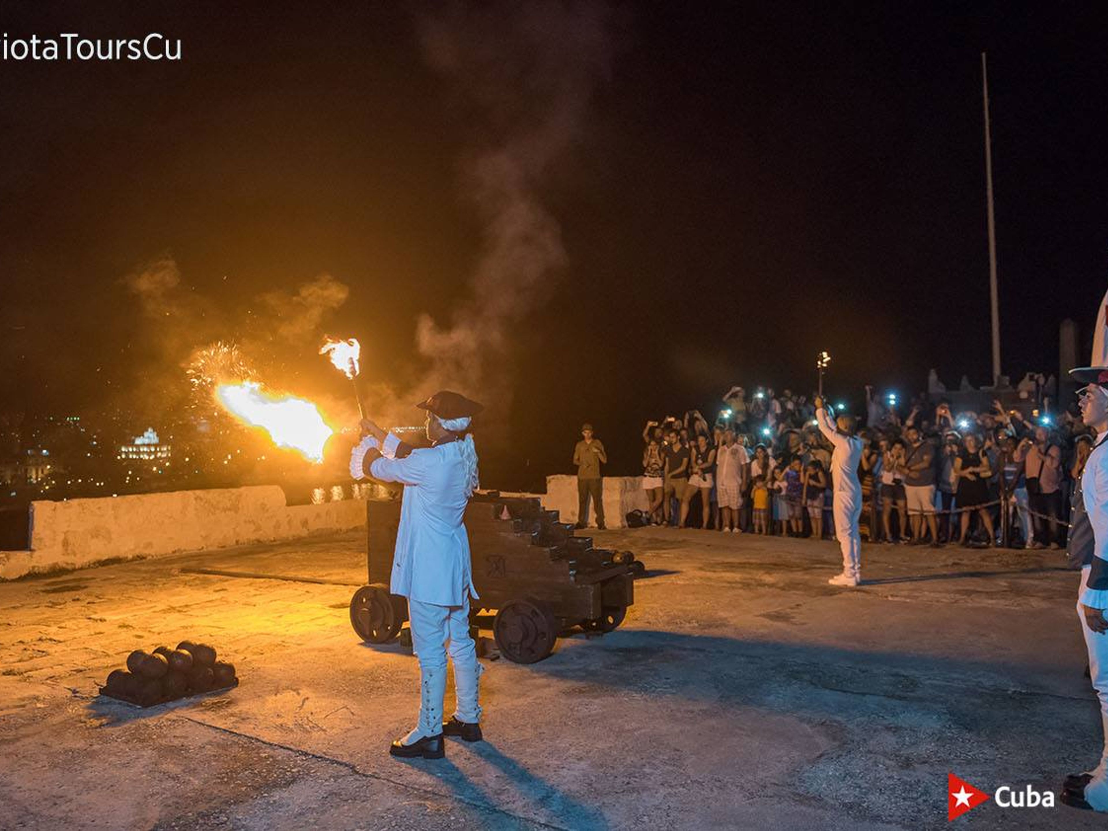 Tour "CERIMONIA DEL COLPO DI CANNONE NELLA FORTEZZA DI SAN CARLOS DE LA CABAÑA". "CANNON SHOT CEREMONY AT THE SAN CARLOS DE LA CABAÑA FORTRESS" Tour, Havana, Cuba.