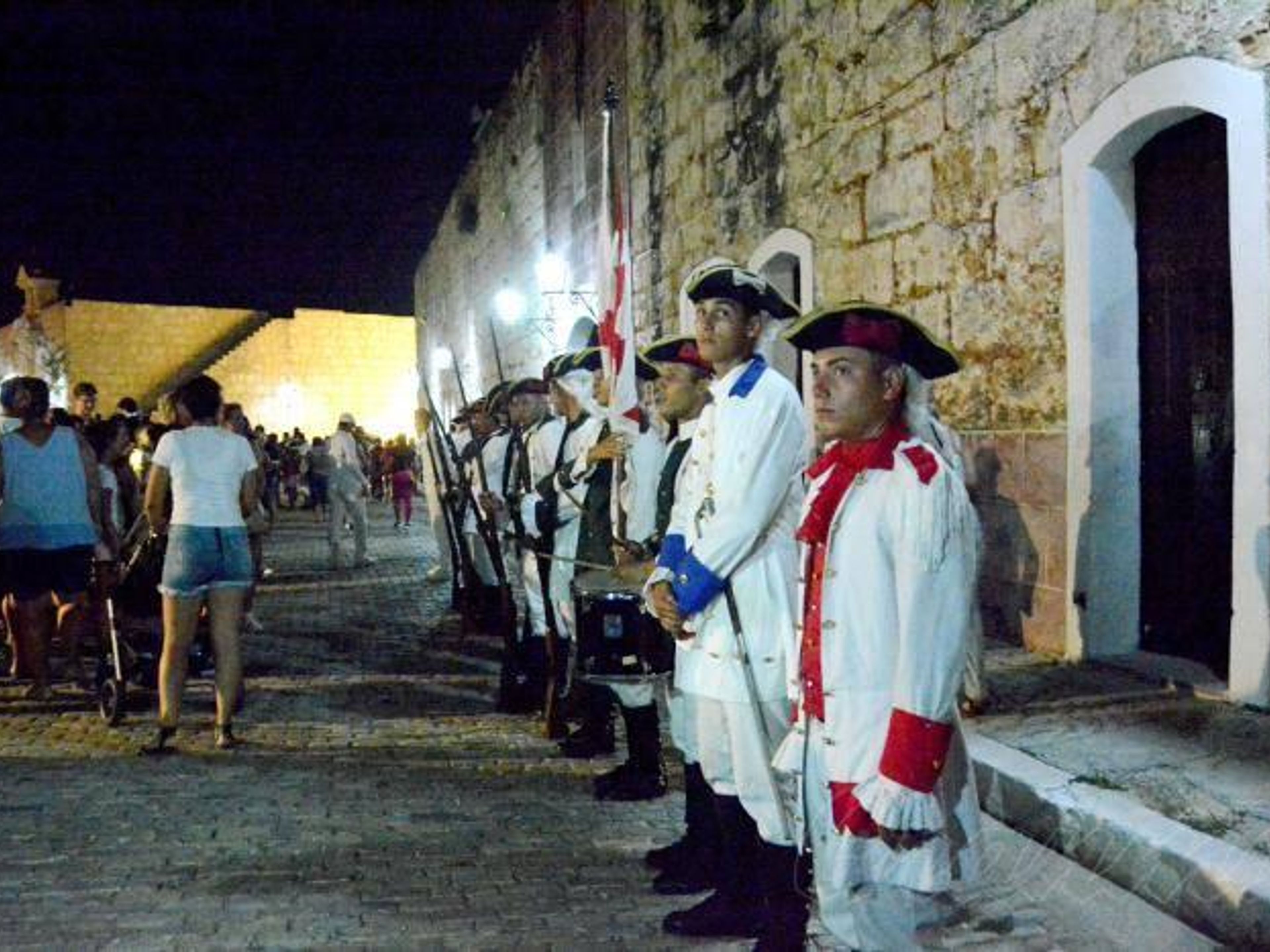 Tour "CERIMONIA DEL COLPO DI CANNONE NELLA FORTEZZA DI SAN CARLOS DE LA CABAÑA". "CANNON SHOT CEREMONY AT THE SAN CARLOS DE LA CABAÑA FORTRESS" Tour, Havana, Cuba.
