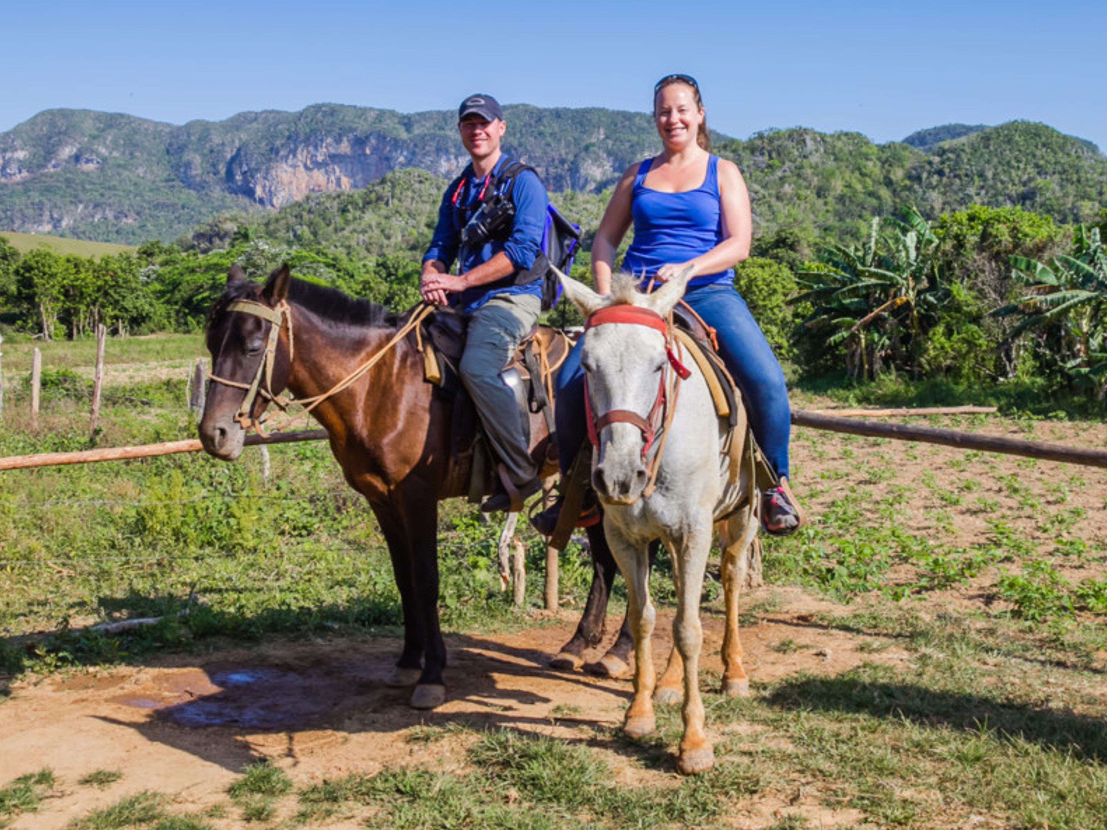 "Passeggiate a cavallo attraverso la Valle del Silencio". Horseback Riding Through the Valle del Silencio, Viñales valley National Park, Pinar del Río